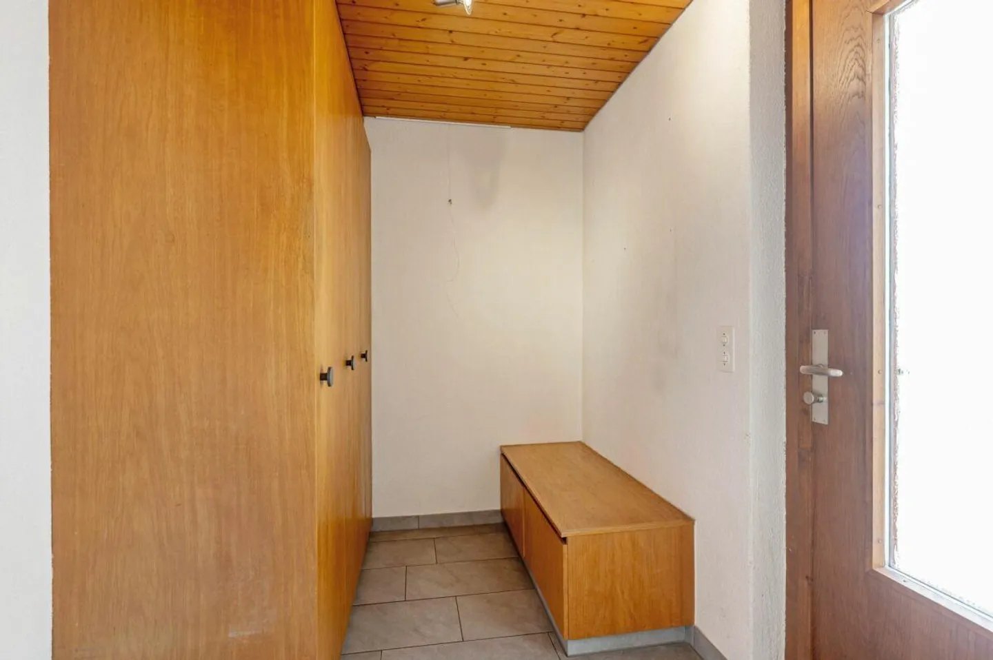 Freistehendes 5.0-Zimmer-Einfamilienhaus mit sanierter Gebäudehülle und Photovoltaikanlage - Photo 4 of 14