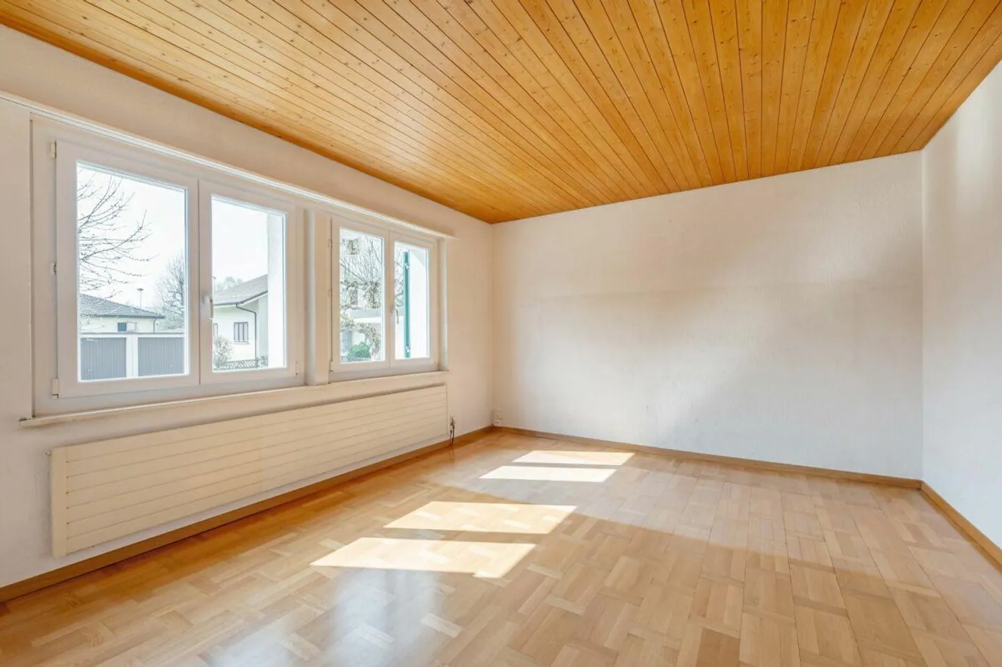 Freistehendes 5.0-Zimmer-Einfamilienhaus mit sanierter Gebäudehülle und Photovoltaikanlage - Photo 6 of 14