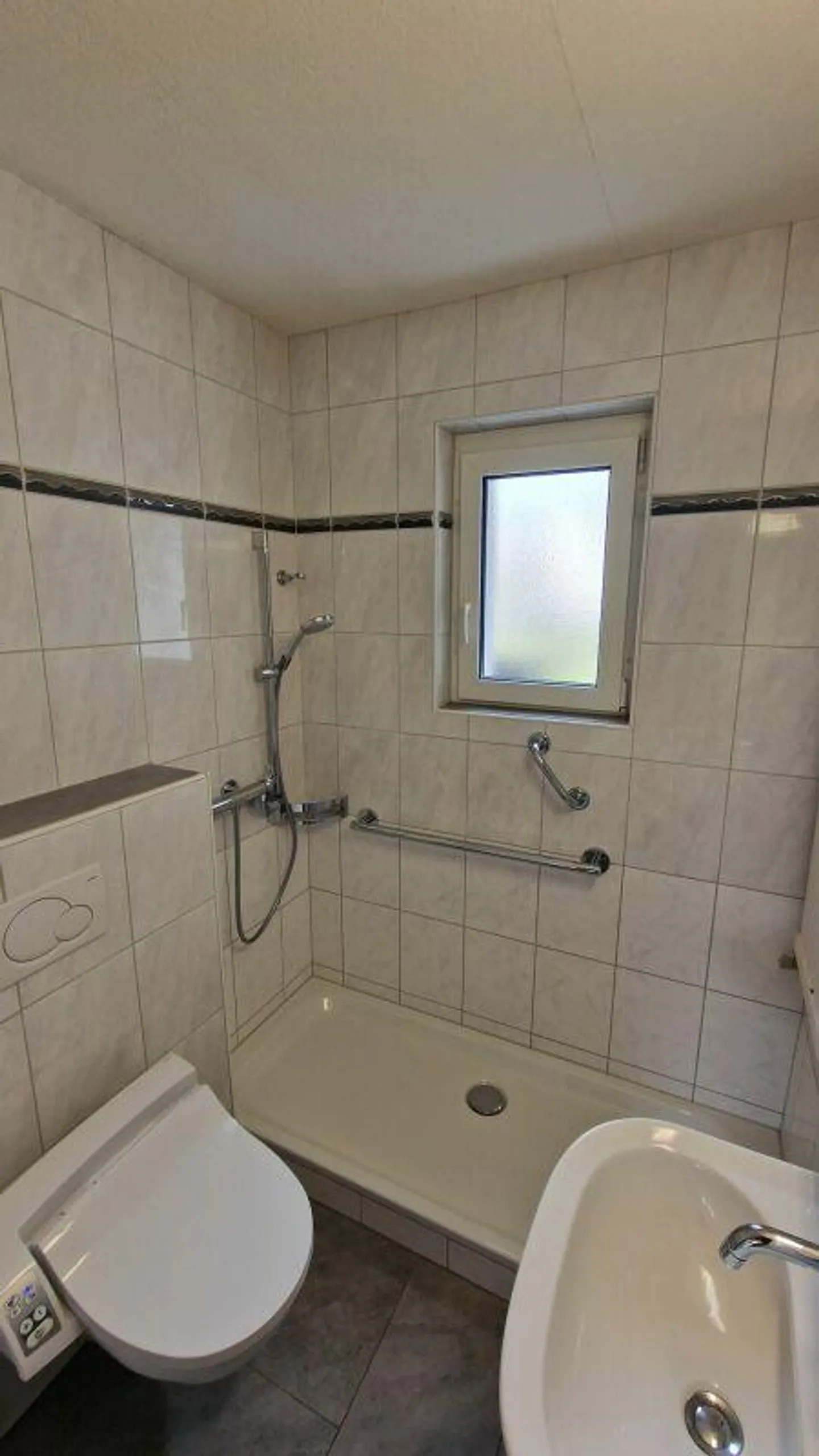 Freistehendes 5.0-Zimmer-Einfamilienhaus mit sanierter Gebäudehülle und Photovoltaikanlage - Photo 8 of 14