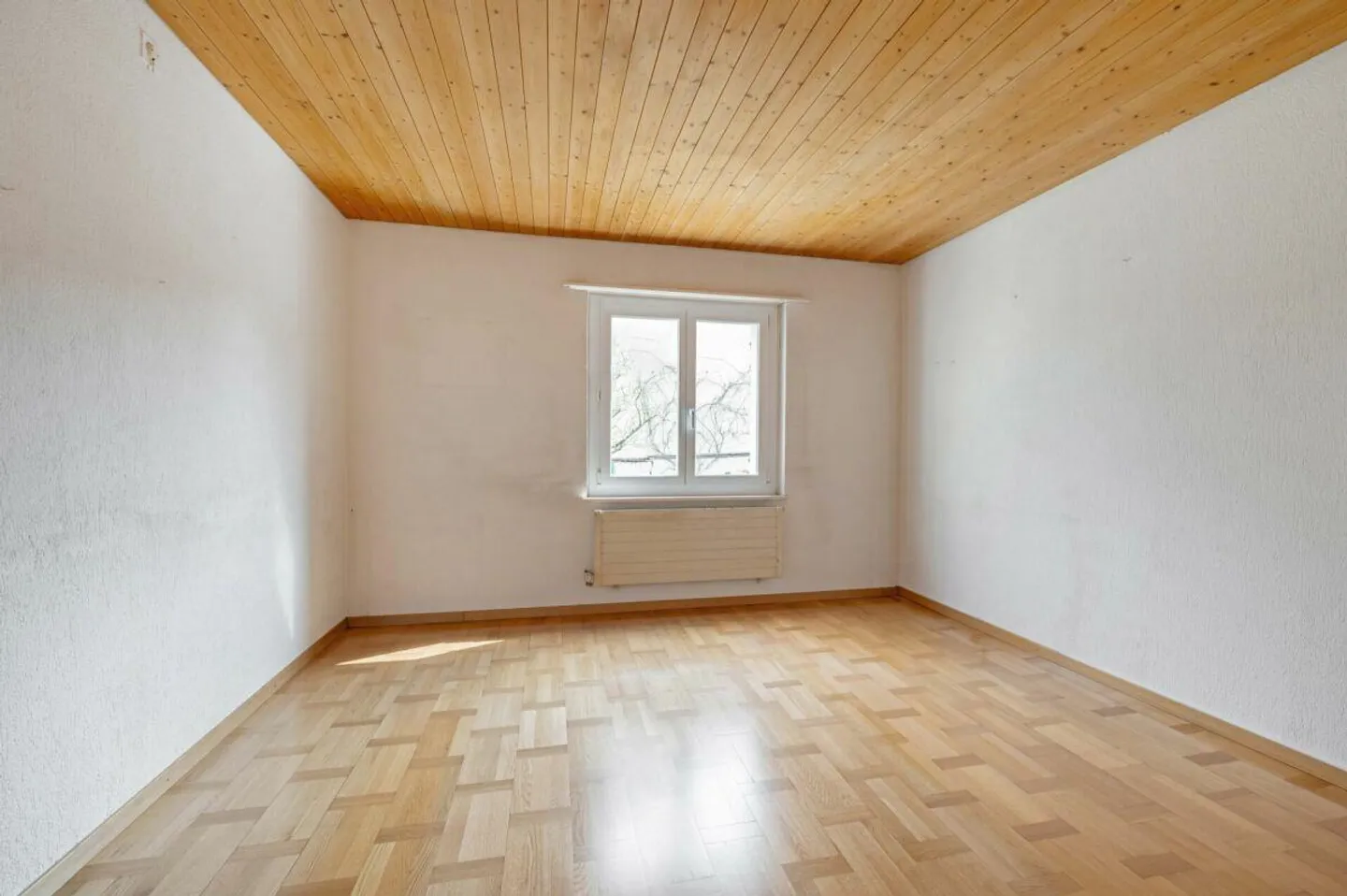 Freistehendes 5.0-Zimmer-Einfamilienhaus mit sanierter Gebäudehülle und Photovoltaikanlage - Photo 7 of 14