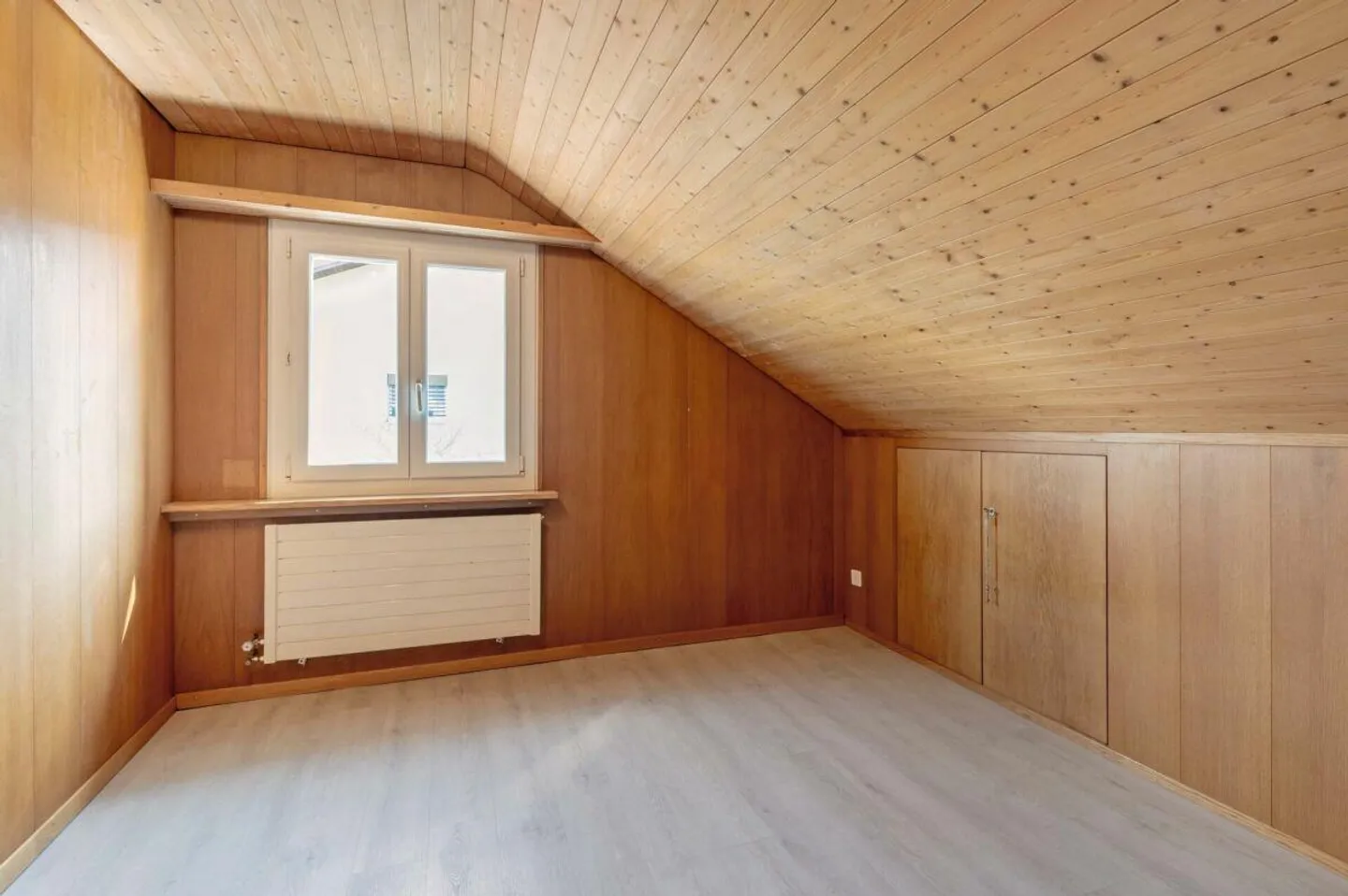 Freistehendes 5.0-Zimmer-Einfamilienhaus mit sanierter Gebäudehülle und Photovoltaikanlage - Photo 10 of 14