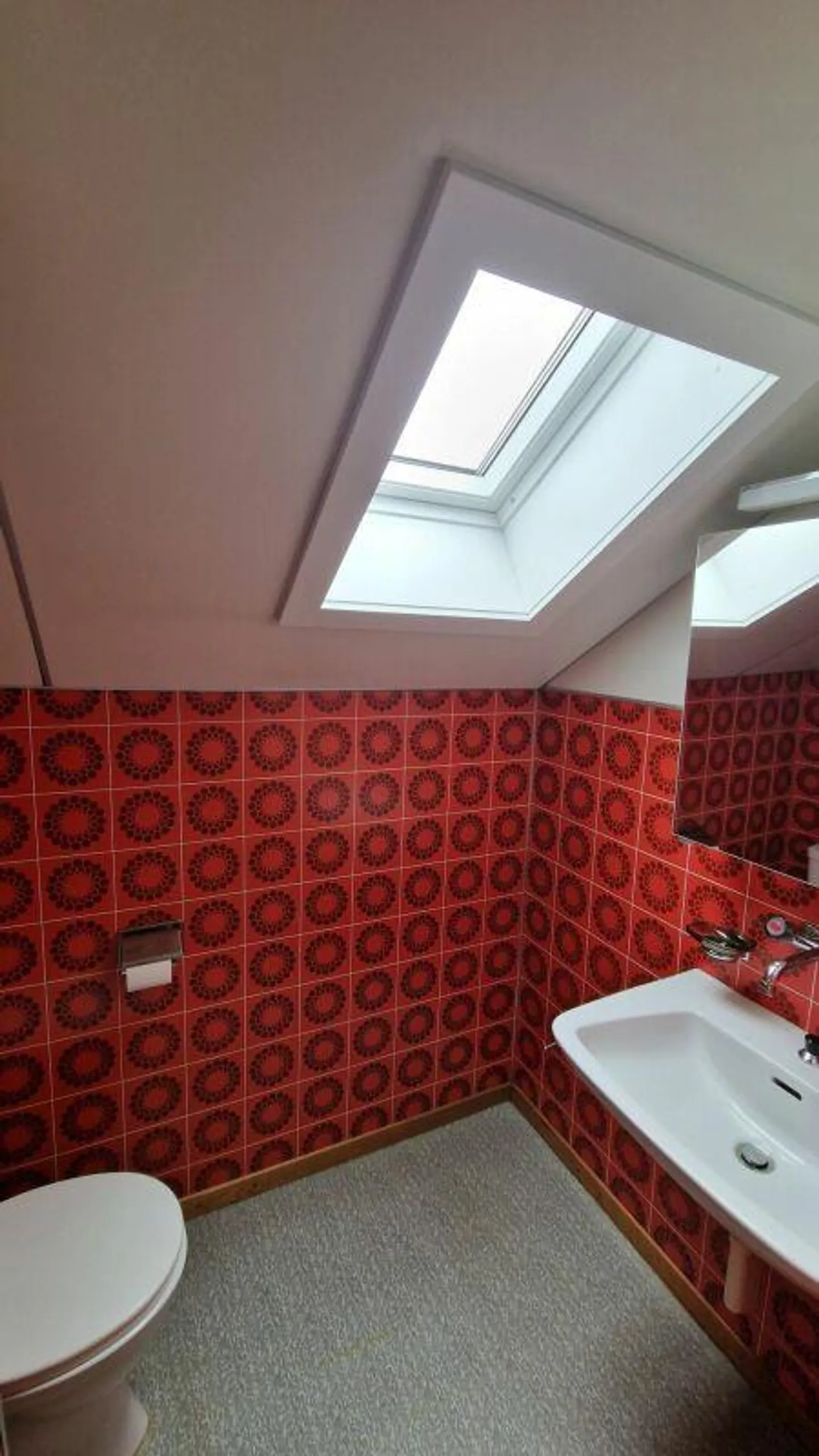 Freistehendes 5.0-Zimmer-Einfamilienhaus mit sanierter Gebäudehülle und Photovoltaikanlage - Photo 11 of 14