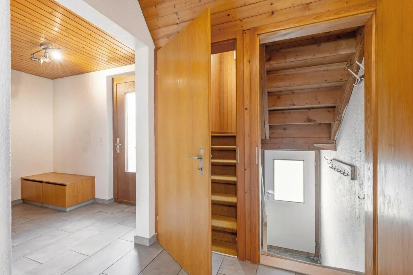 Freistehendes 5.0-Zimmer-Einfamilienhaus mit sanierter Gebäudehülle und Photovoltaikanlage - Photo 12 of 14