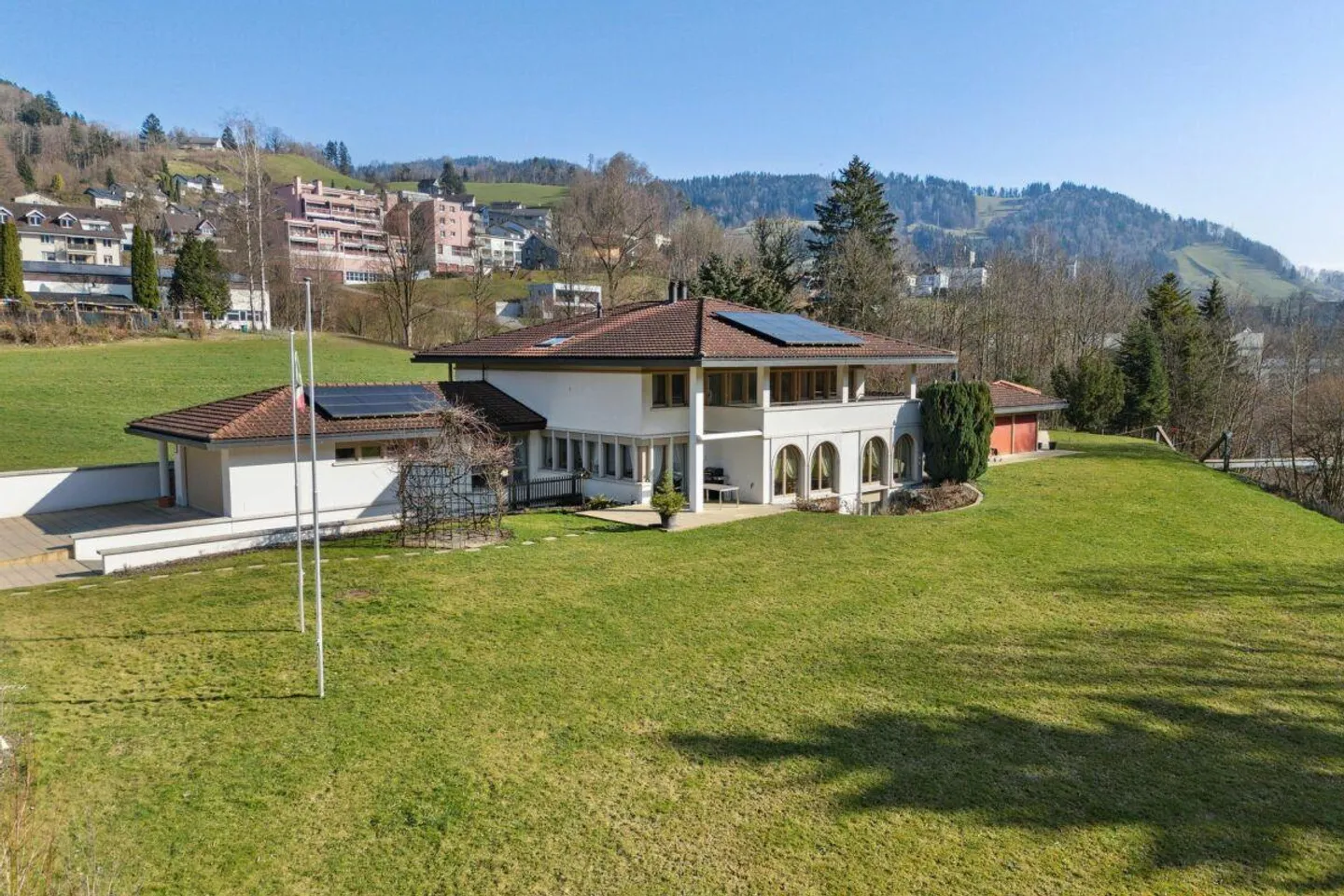 Villa di campagna esclusiva con garage sotterraneo, casa per feste, casa di giardino e ampi terreni direttamente sul fiume Thur - Foto 1 di 13