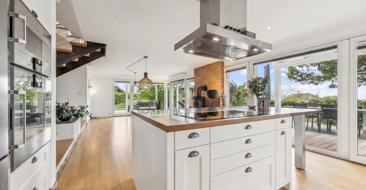 Exceptional property designed to last - Photo 2 of 10