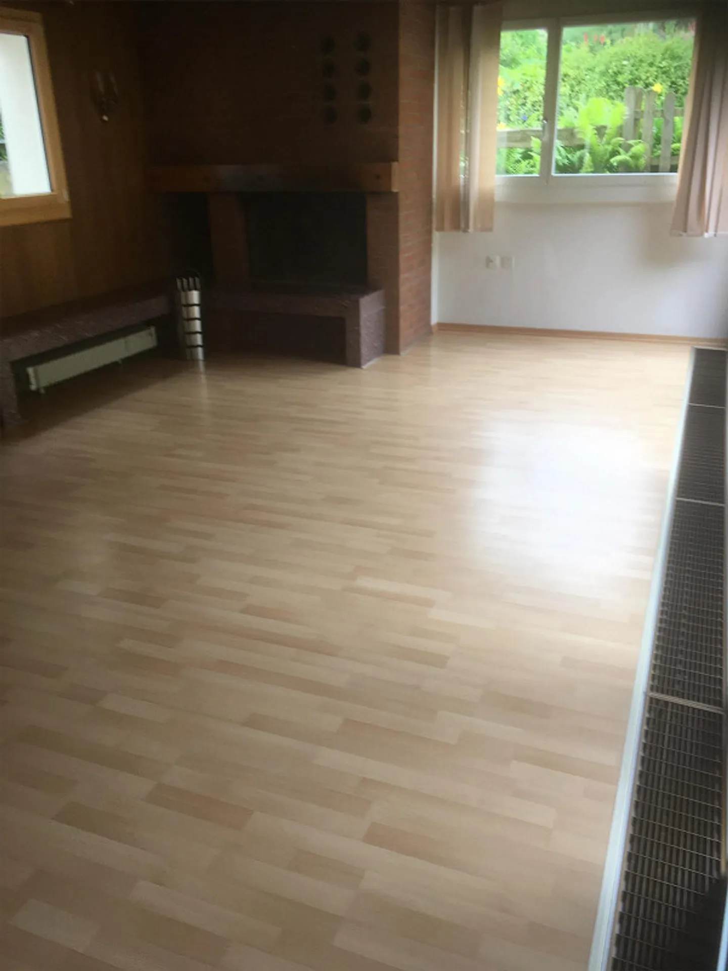 Living on a floor with a seating area and balcony - Photo 5 of 16