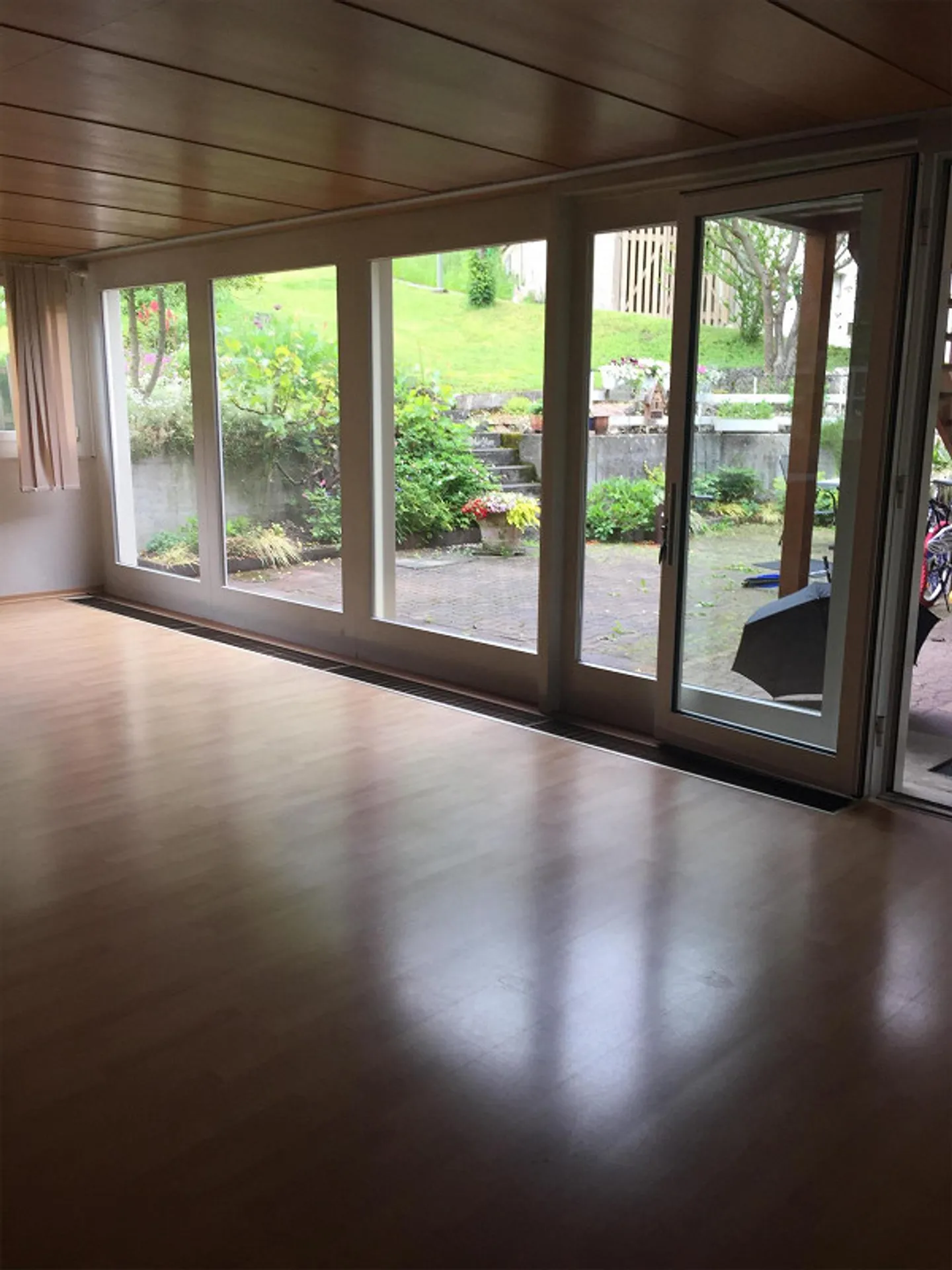 Living on a floor with a seating area and balcony - Photo 9 of 16