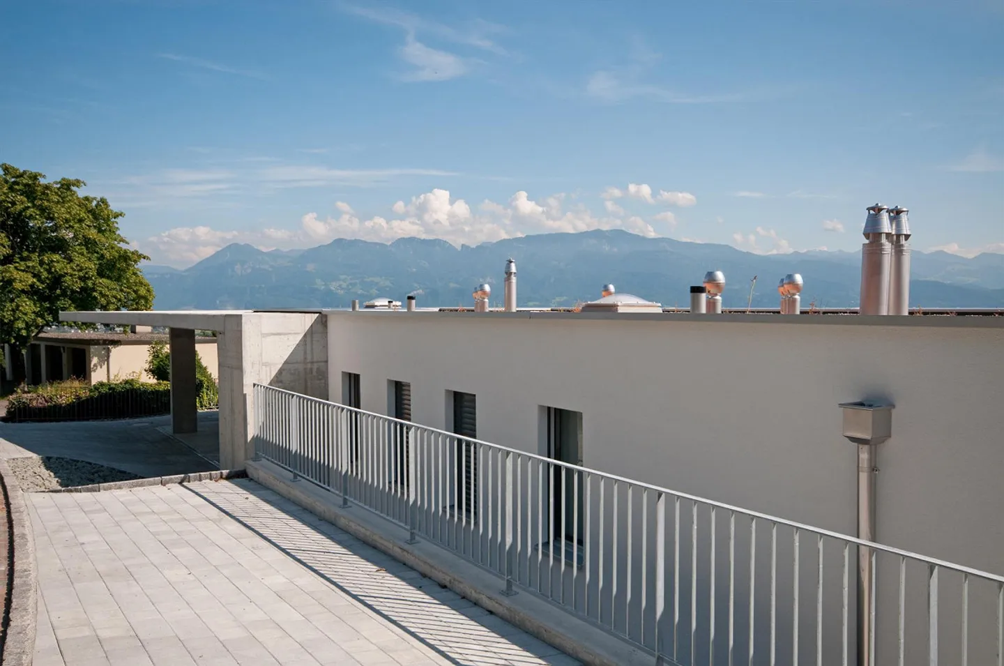 Appartamento di 3,5 locali come nuovo direttamente sopra il vigneto - Foto 3 di 12