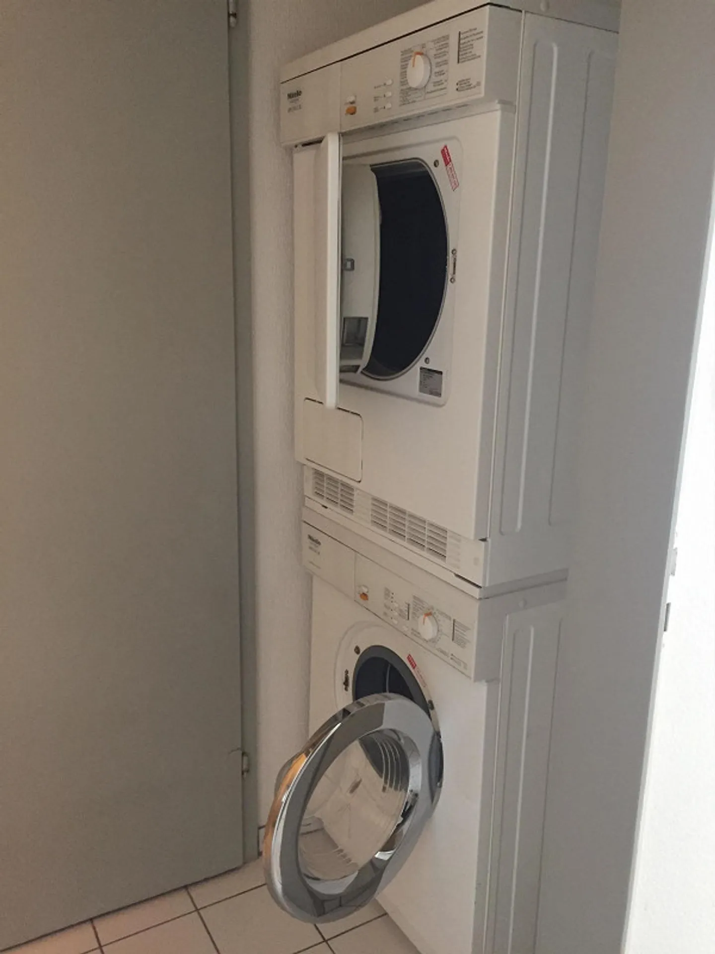 Living on a floor with a seating area and balcony - Photo 3 of 16