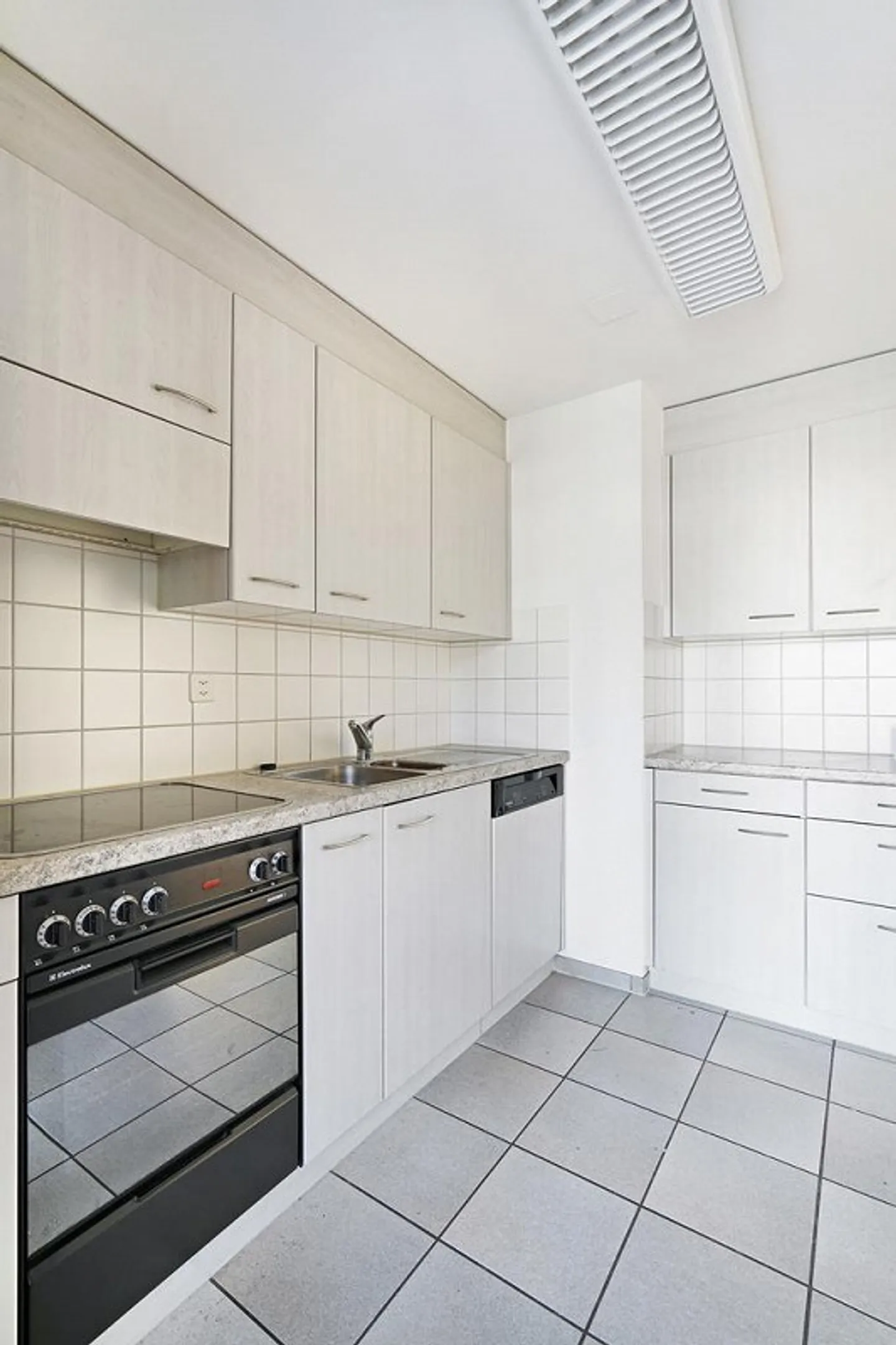 Ampio appartamento di 3 stanze a Allschwil - Foto 3 di 8