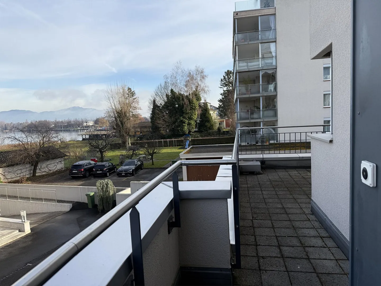 Freshly renovated 2.5 room apartment with lake view! - Photo 2 of 9