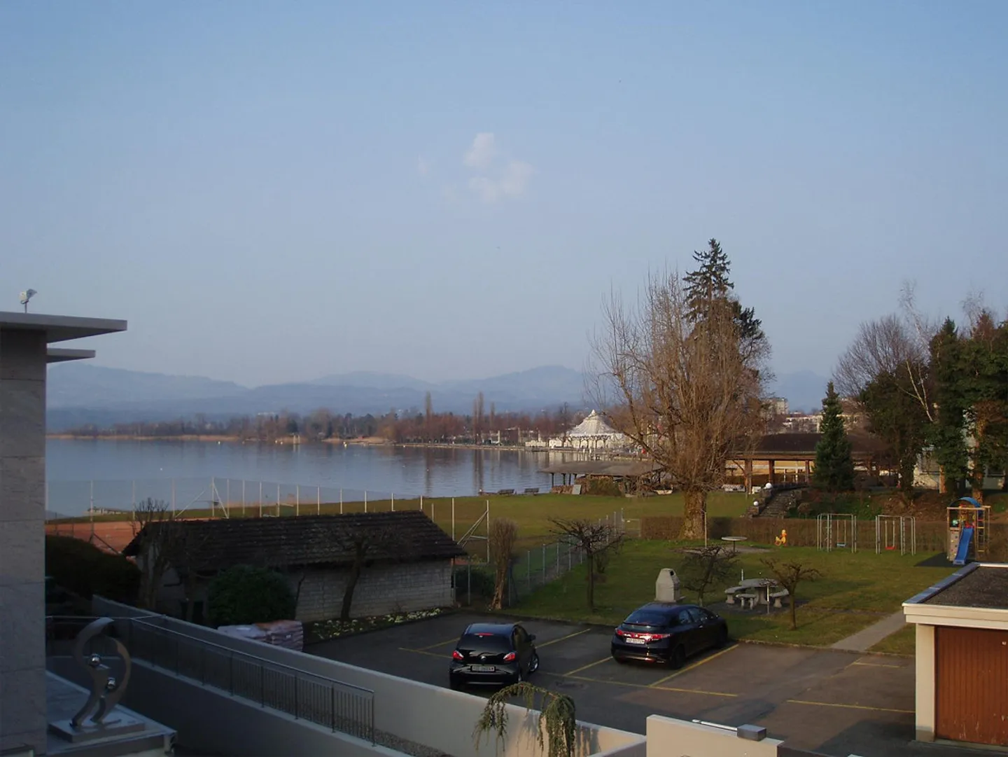 Freshly renovated 2.5 room apartment with lake view! - Photo 1 of 9