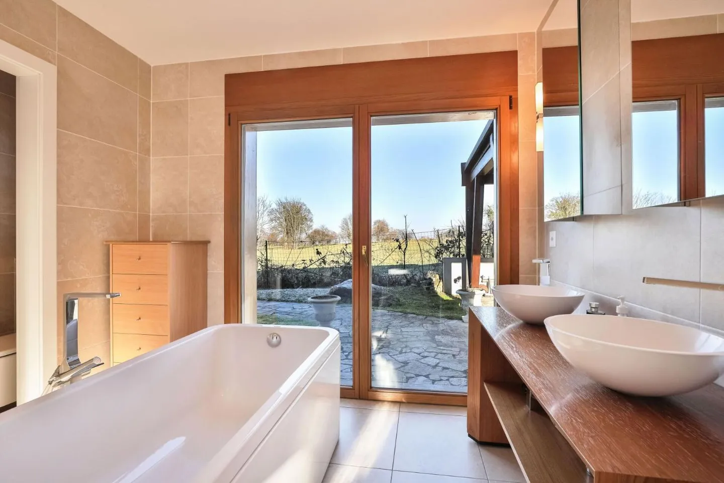 Villa con volumi spettacolari, inondata di luce e piena di fascino - Spazi multipli e grande potenziale - Foto 7 di 9