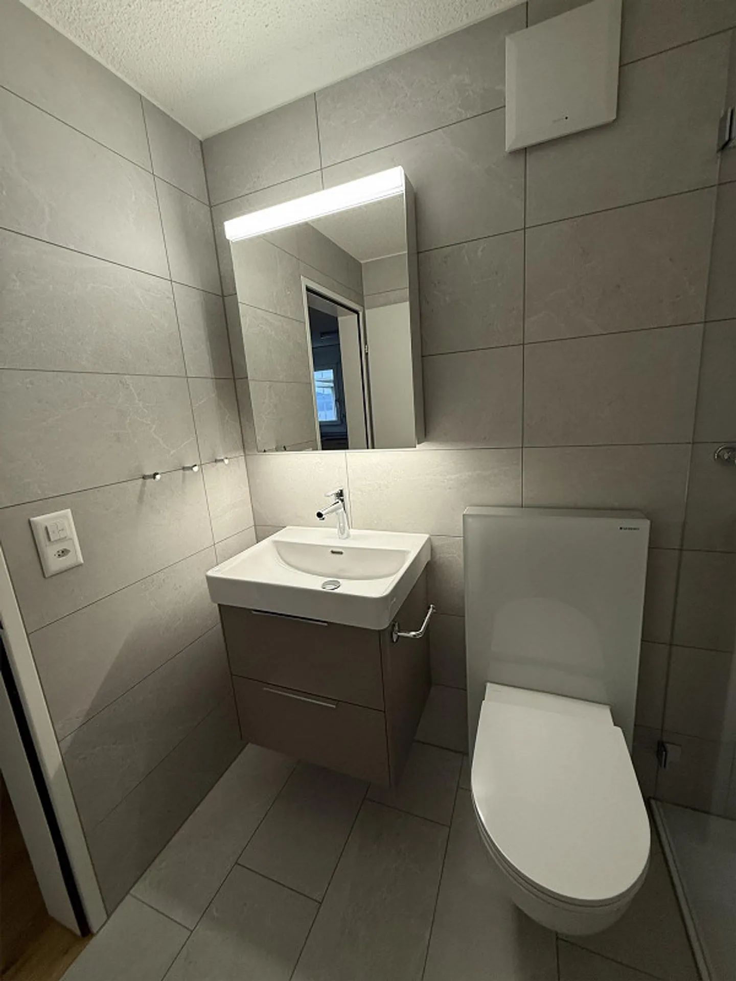 Freshly renovated 2.5 room apartment with lake view! - Photo 4 of 9