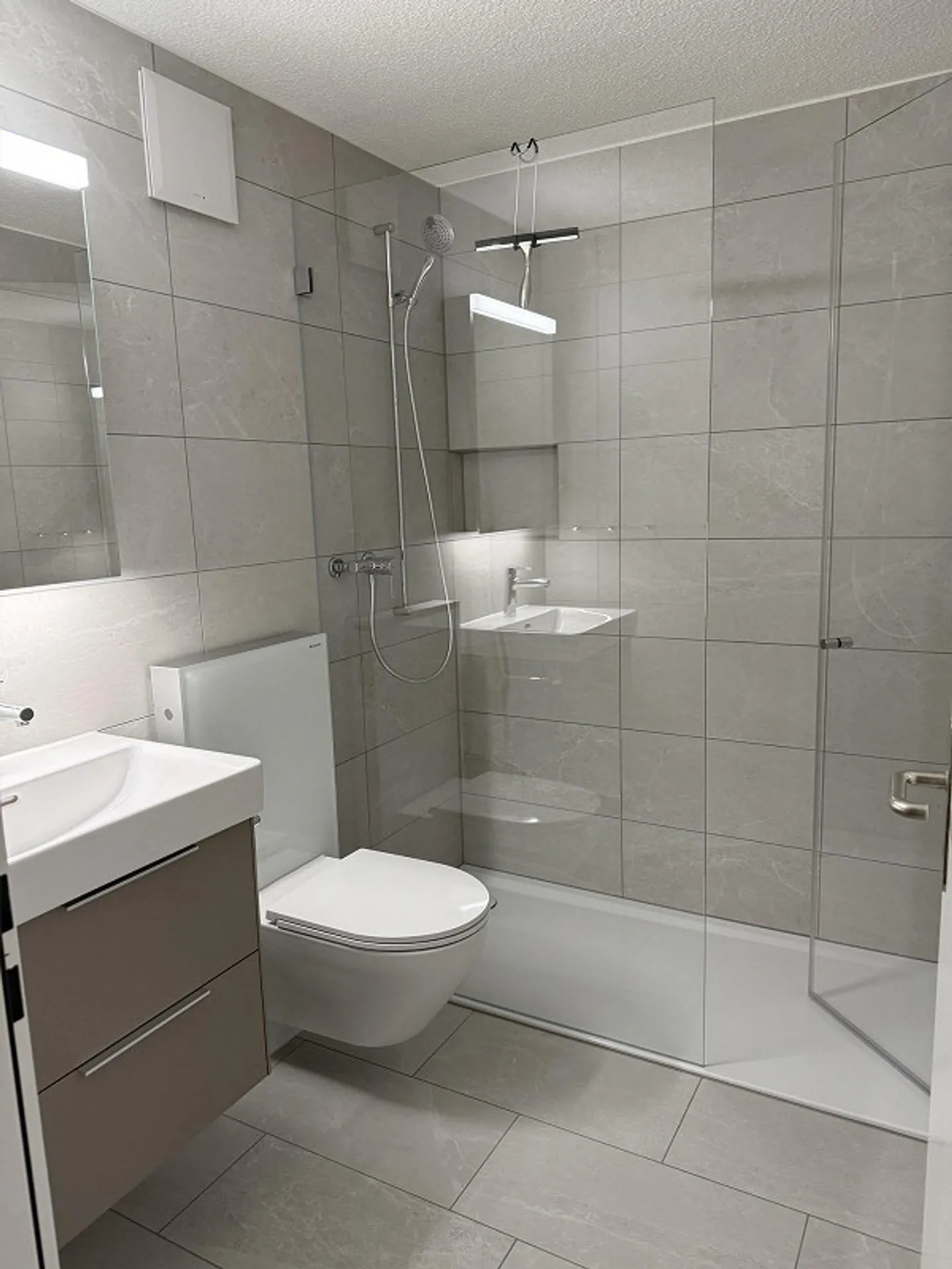 Freshly renovated 2.5 room apartment with lake view! - Photo 5 of 9