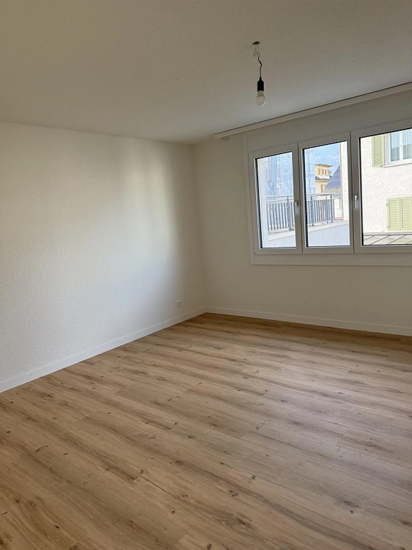 Freshly renovated 2.5 room apartment with lake view! - Photo 8 of 9