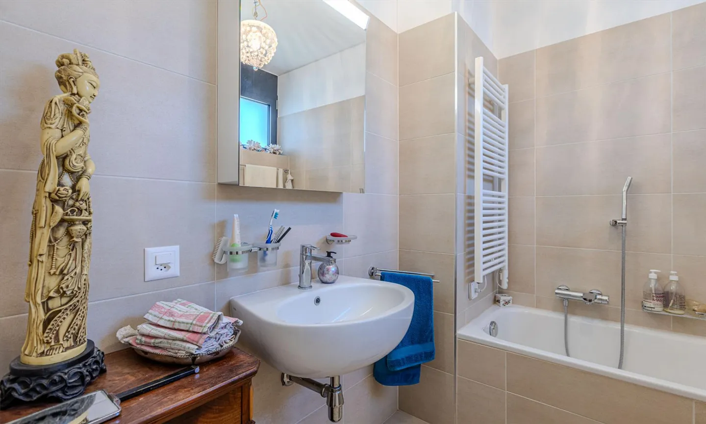 Appartement spacieux et magnifique de 3,5 pièces avec grande terrasse à Vacallo - Photo 8 sur 9