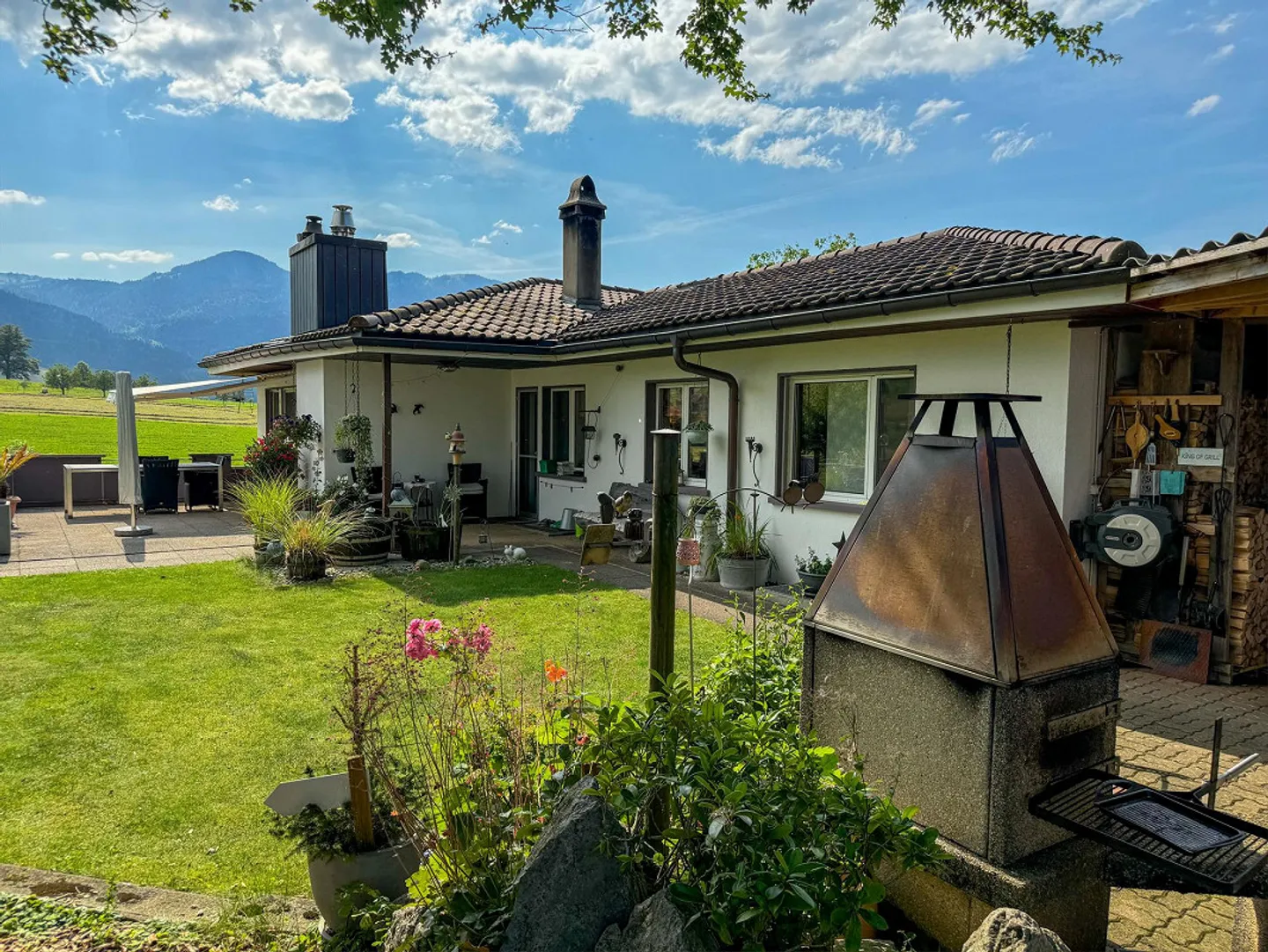 Two-family house with large garden - Photo 5 of 17