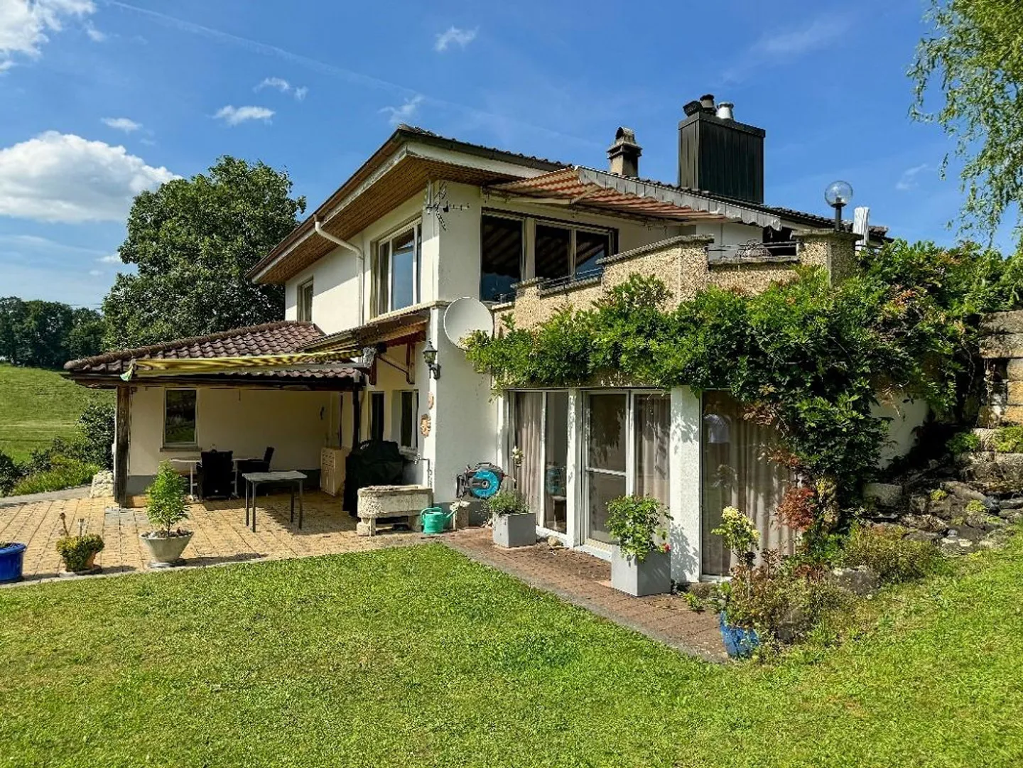 Two-family house with large garden - Photo 2 of 17