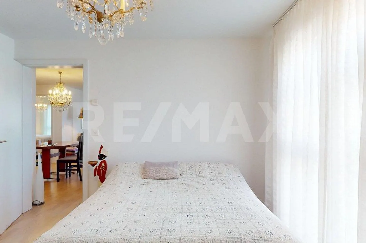 Modern Apartment with Balcony - Photo 9 of 13