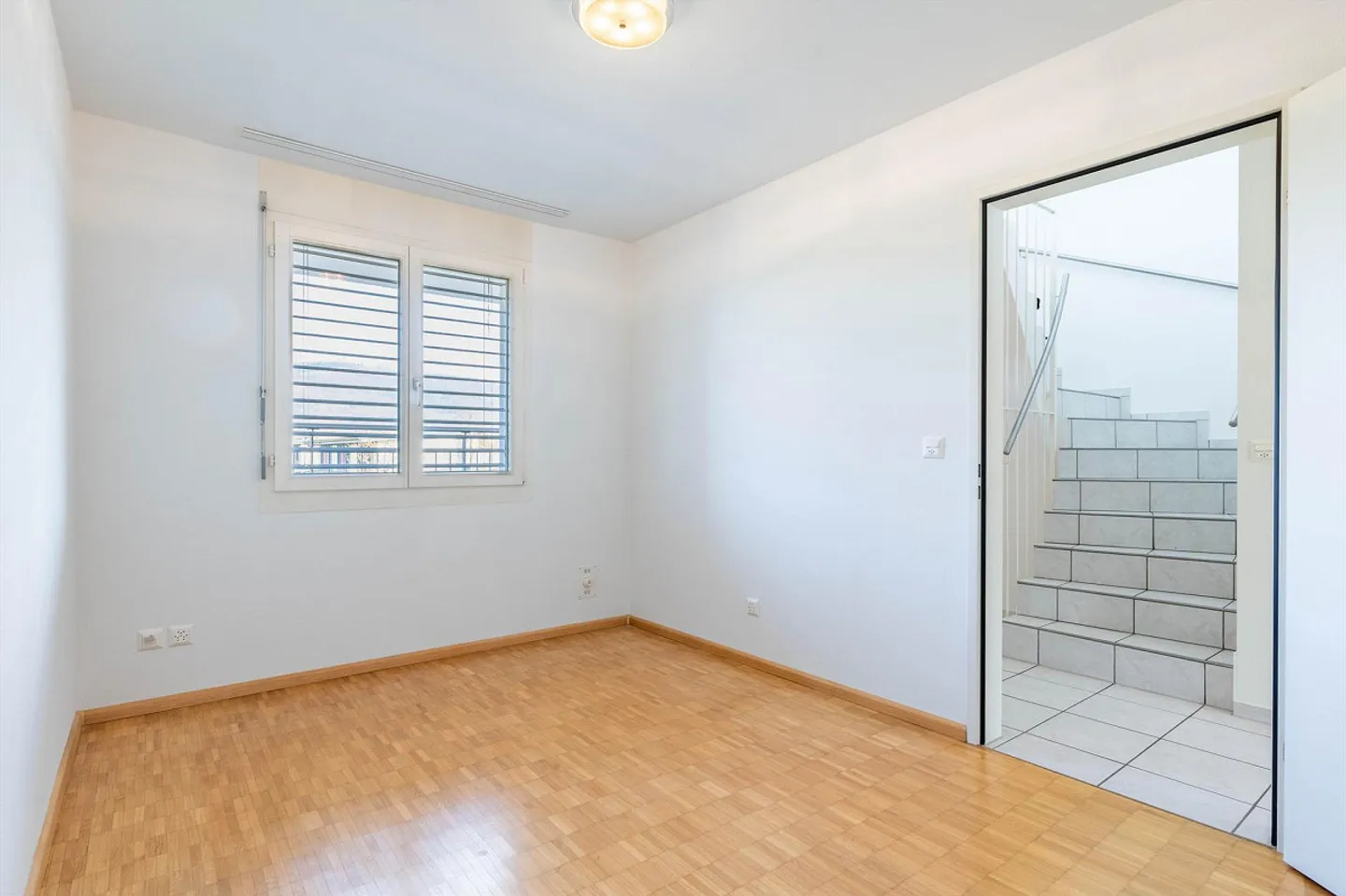 Spacieux appartement en attique de 4.5 pièces - Photo 2 sur 14