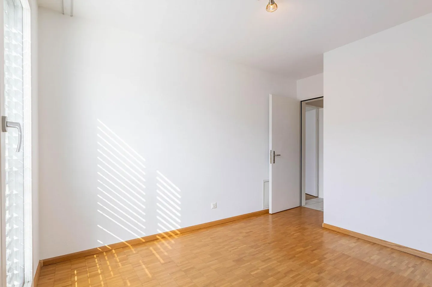 Spacieux appartement en attique de 4.5 pièces - Photo 4 sur 14