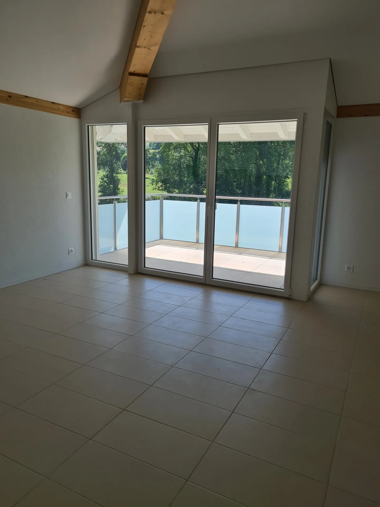 Apartment for rent - Photo 3 of 9