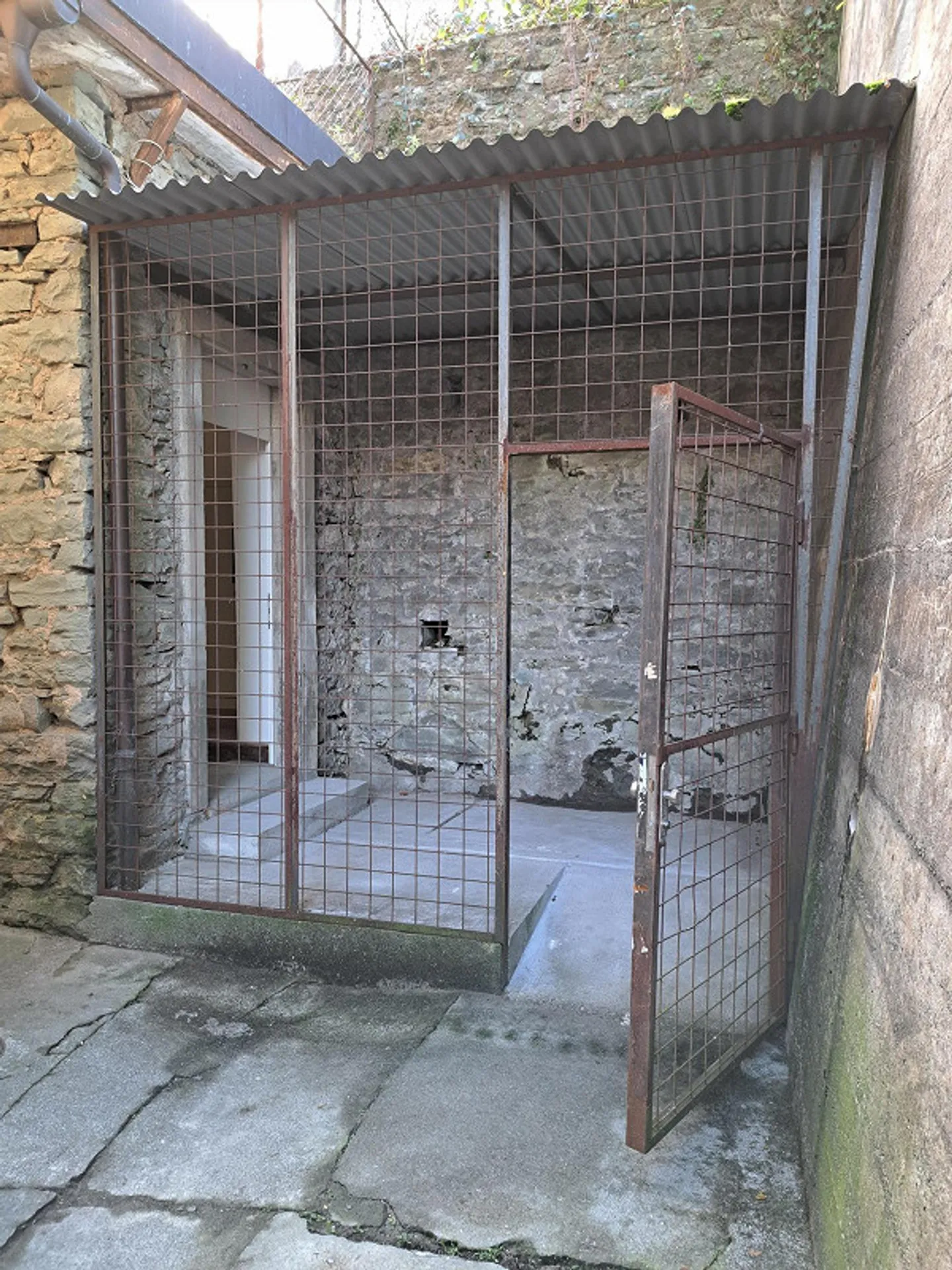 Salle de stockage/atelier - Photo 2 sur 8
