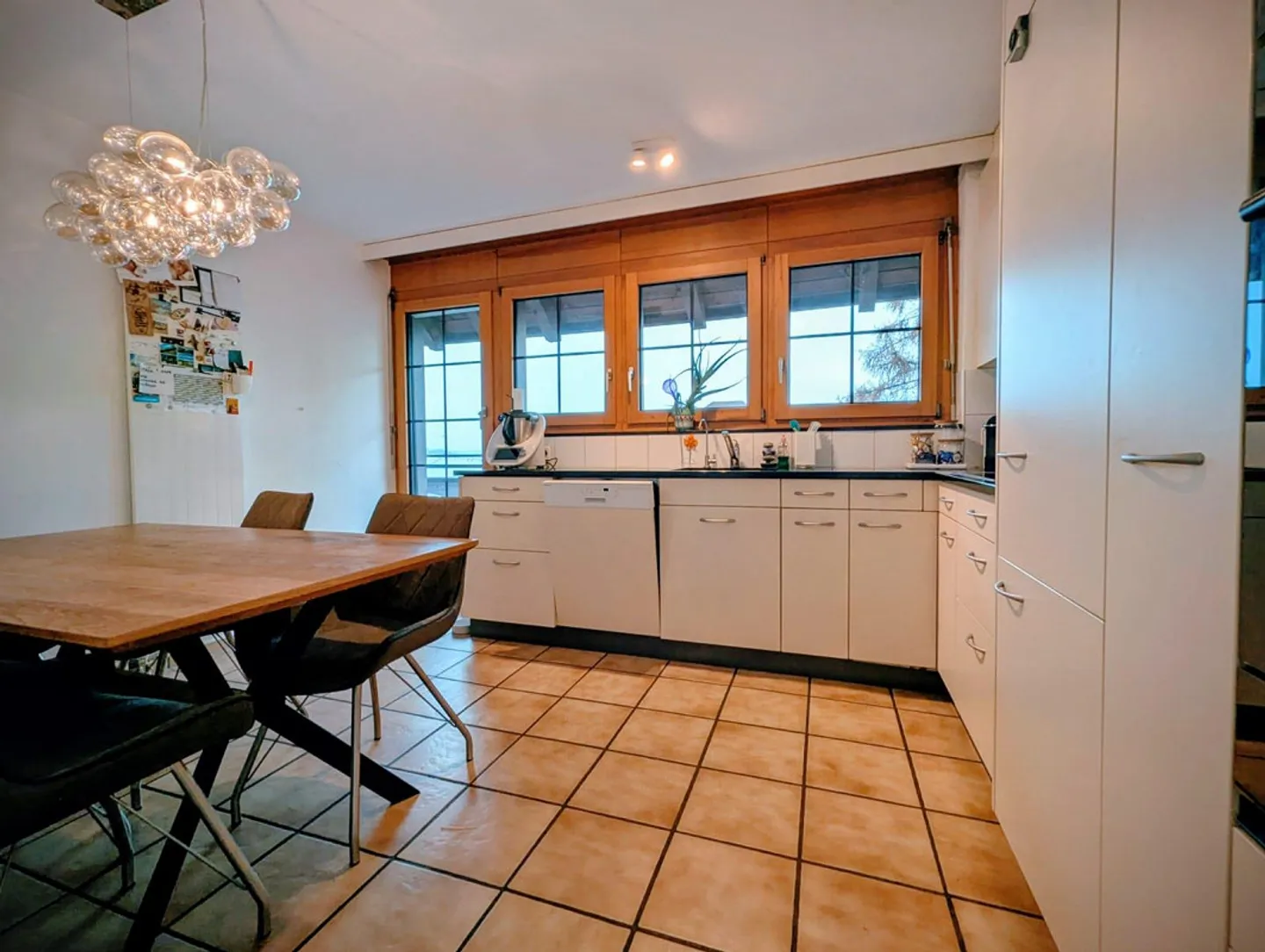 Spacious 5.5-room maisonette apartment with lake view - directly at the train station - Photo 4 of 11