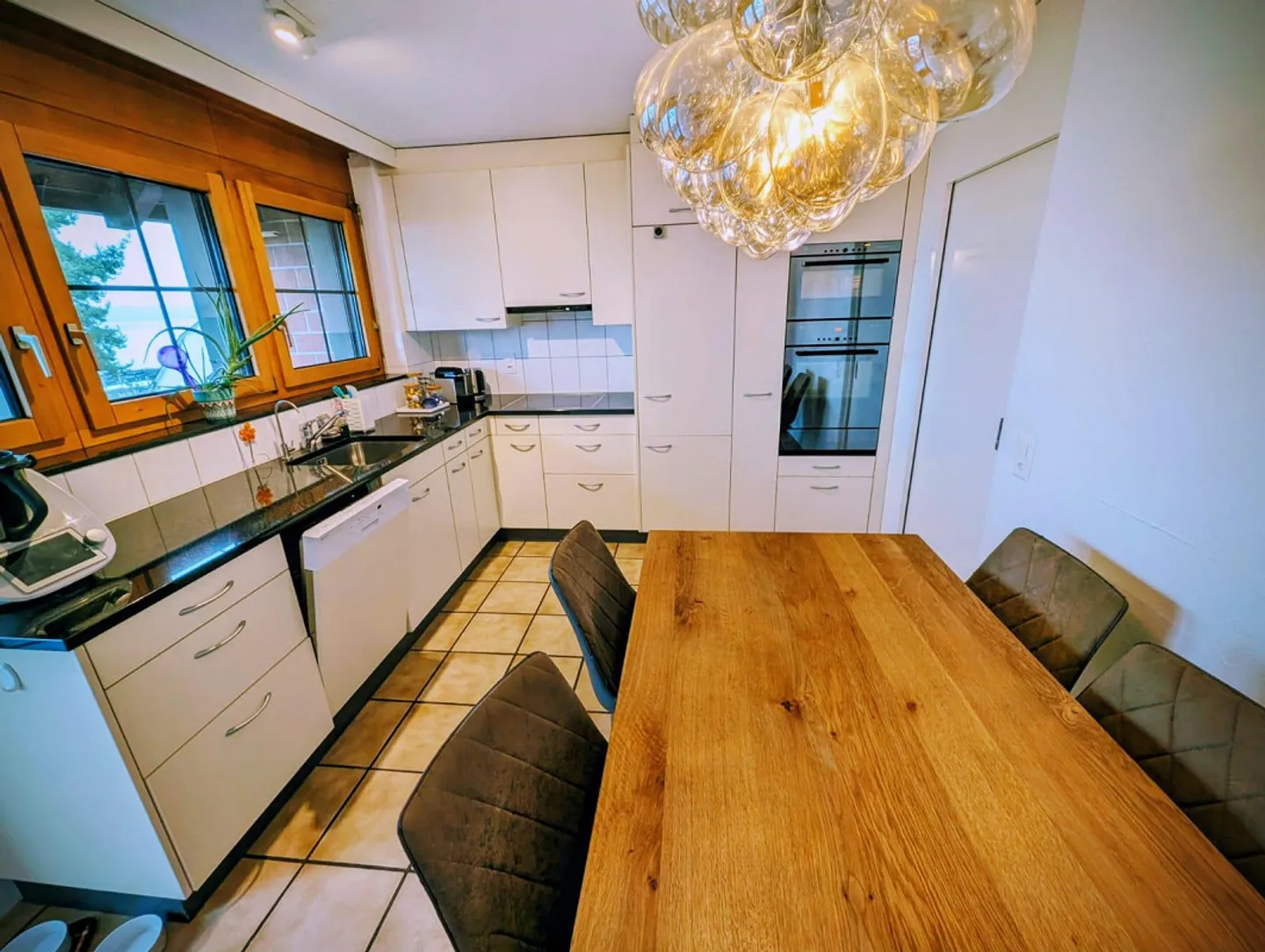 Spacious 5.5-room maisonette apartment with lake view - directly at the train station - Photo 5 of 11