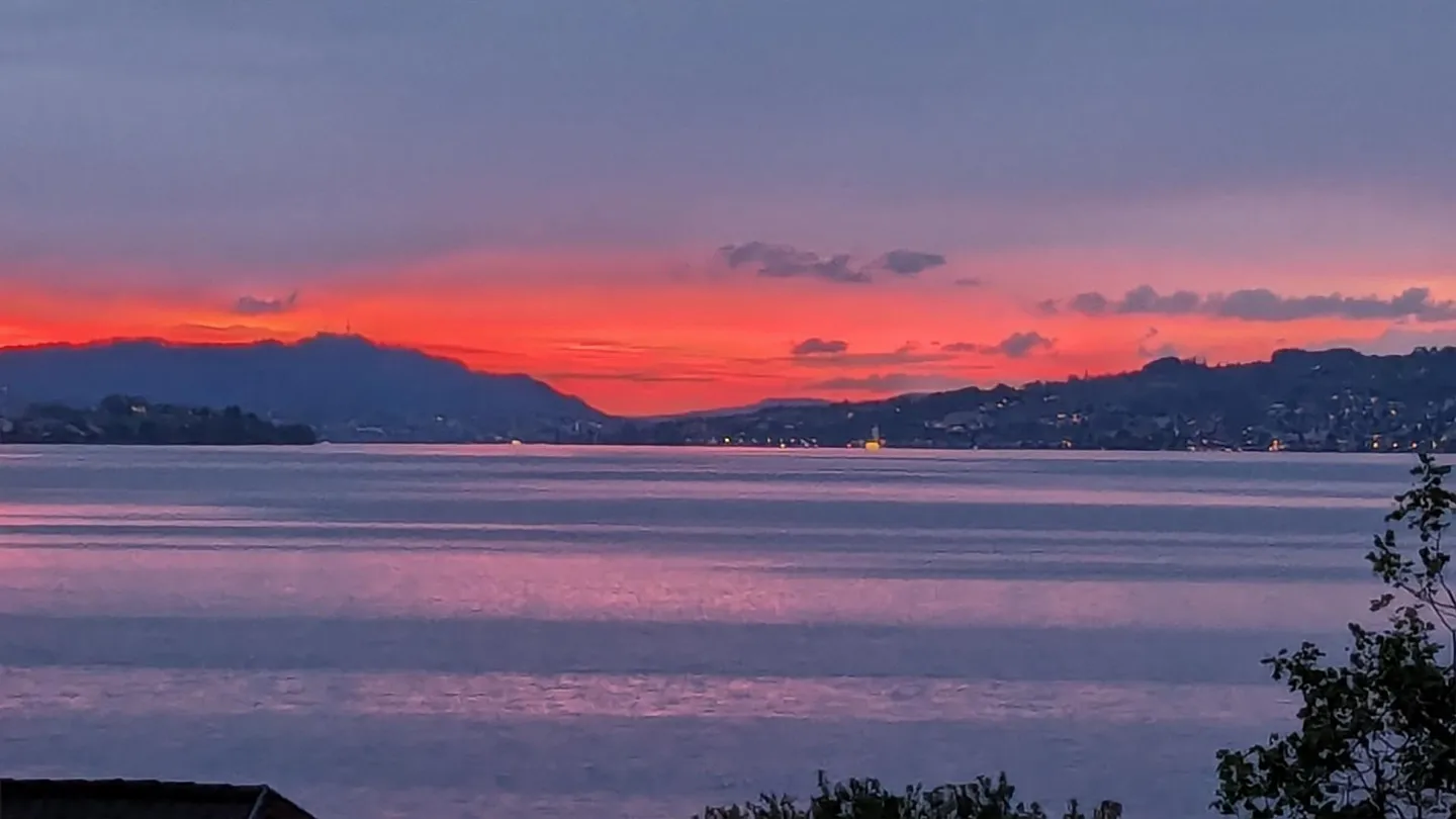 Spacious 5.5-room maisonette apartment with lake view - directly at the train station - Photo 1 of 11