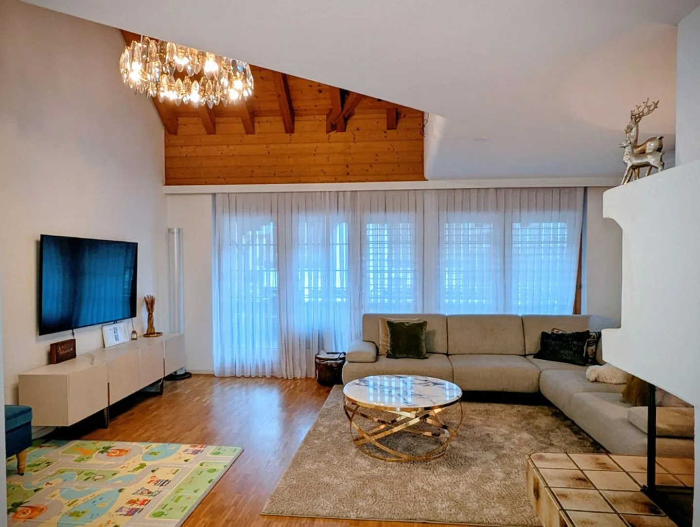 Spacious 5.5-room maisonette apartment with lake view - directly at the train station - Photo 2 of 11