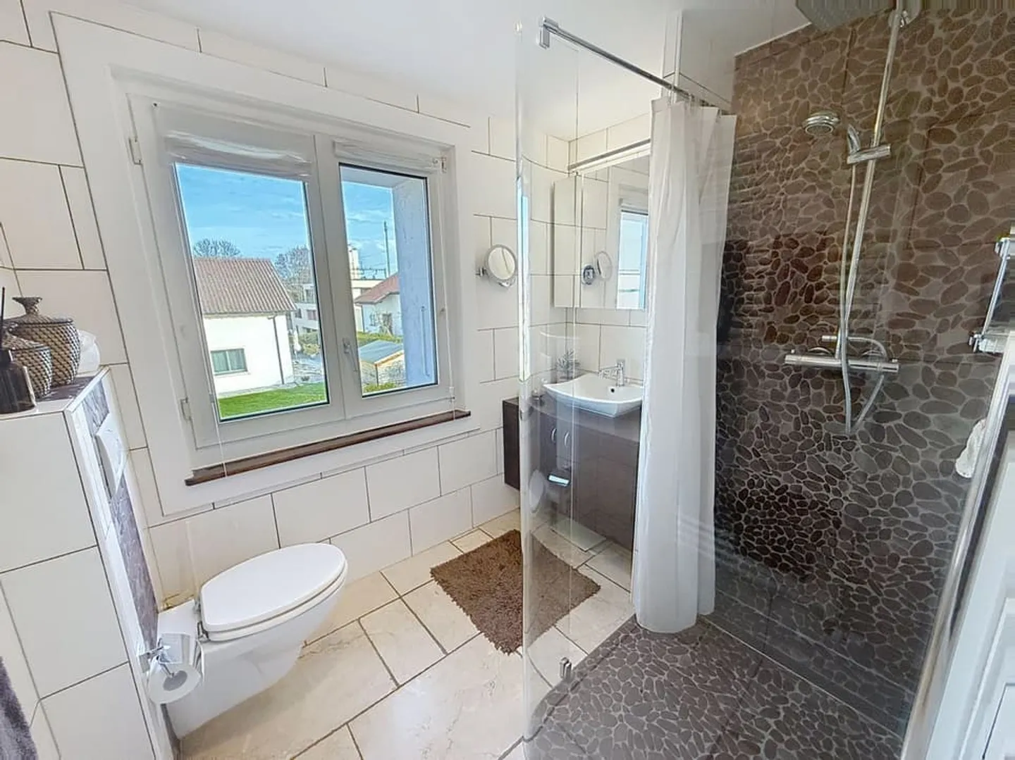 Beautiful property carefully renovated with large wooded garden - Photo 7 of 13