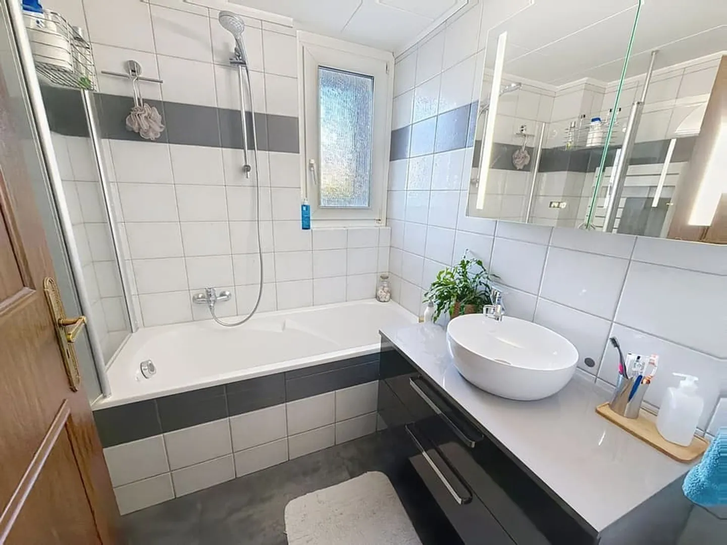 Beautiful property carefully renovated with large wooded garden - Photo 10 of 13