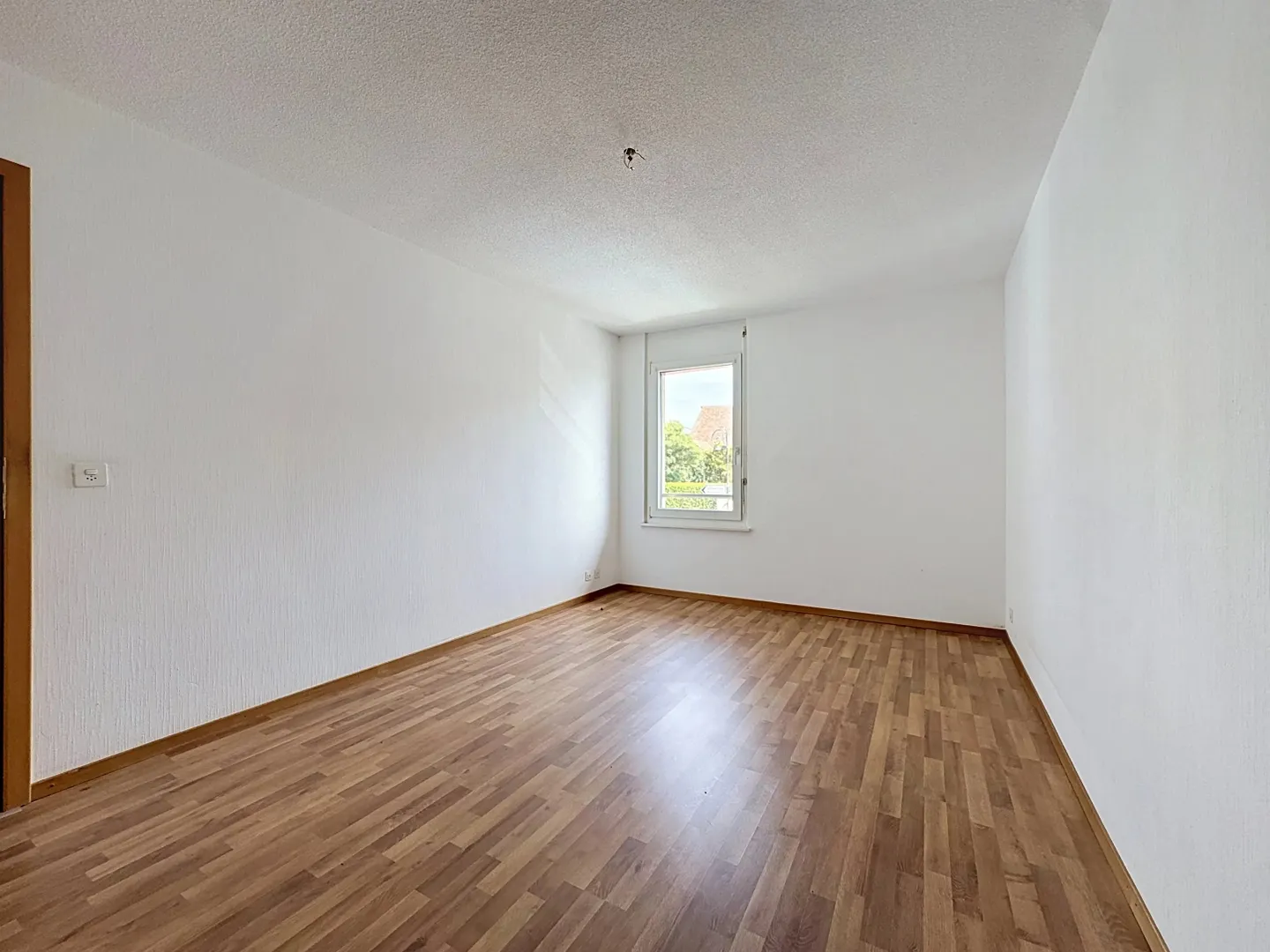 Available immediately - 3.5 room apartment with balcony in a quiet village - Photo 5 of 12