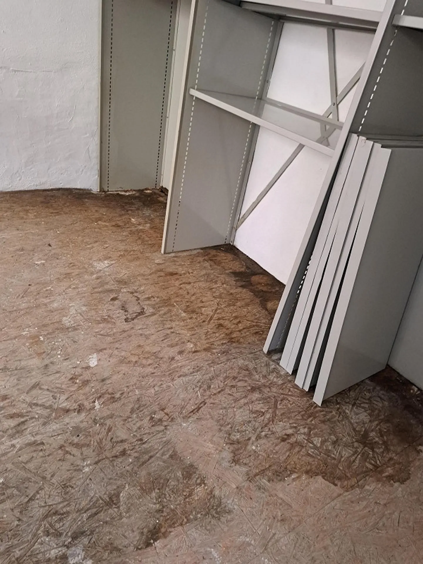 Salle de stockage/atelier - Photo 7 sur 8