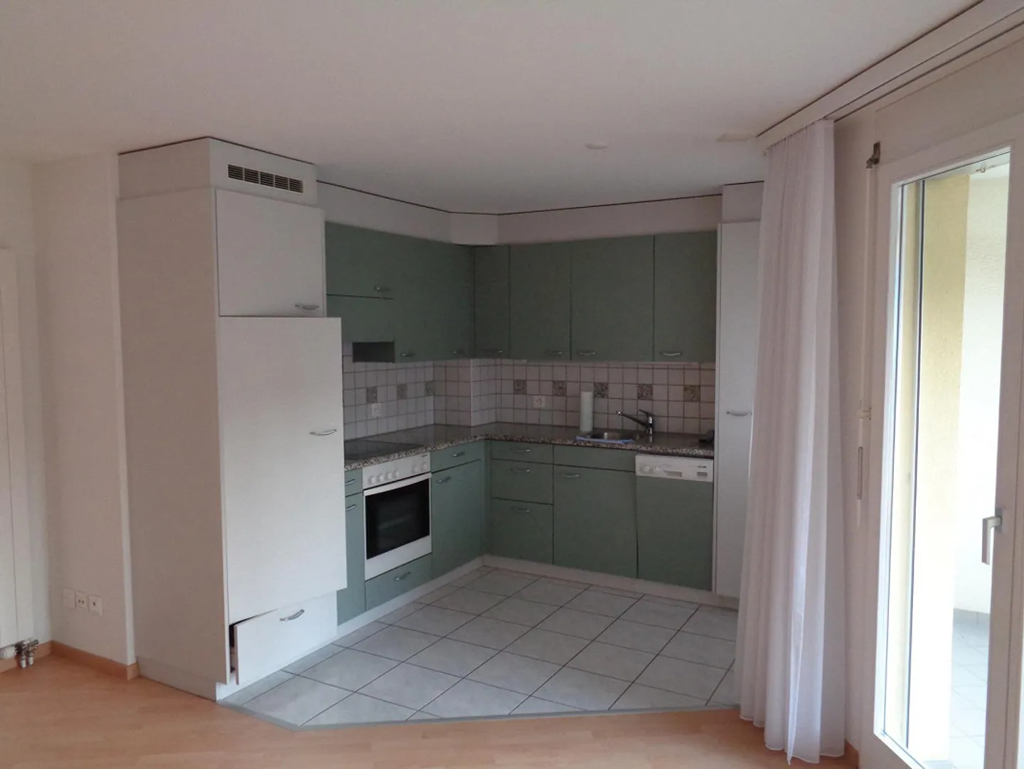 Appartement de 2½ pièces au rez-de-chaussée - Photo 3 sur 6