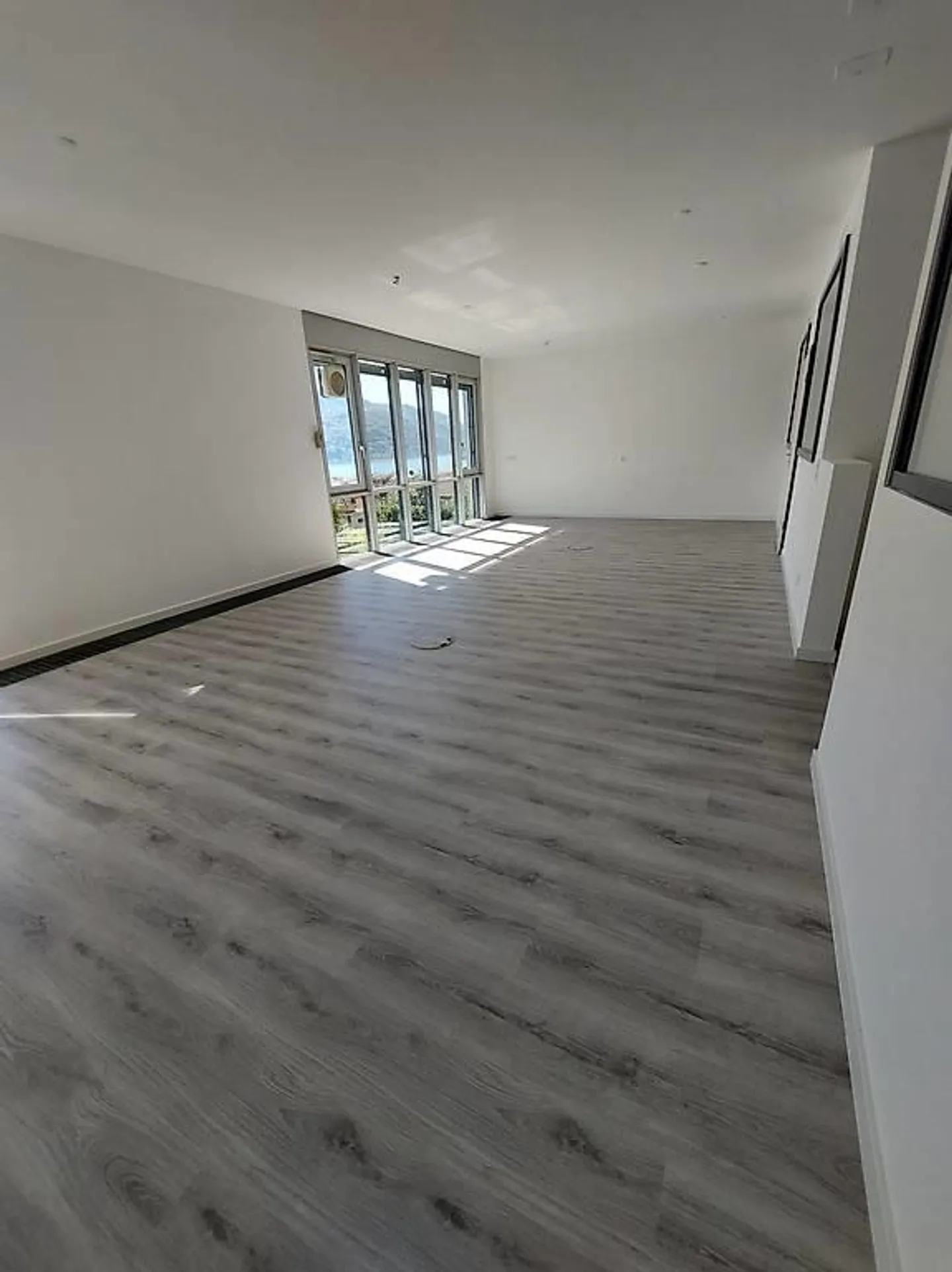 Geräumiges Büro mit Seeblick - Foto 4 von 8