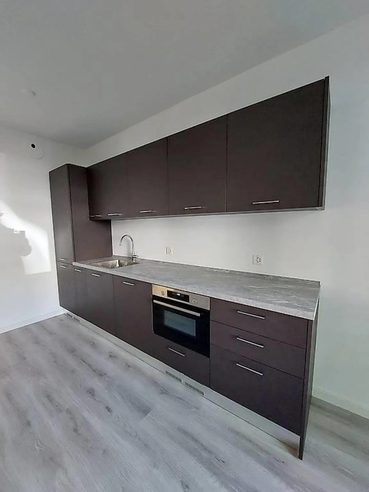 Geräumiges Büro mit Seeblick - Foto 7 von 8