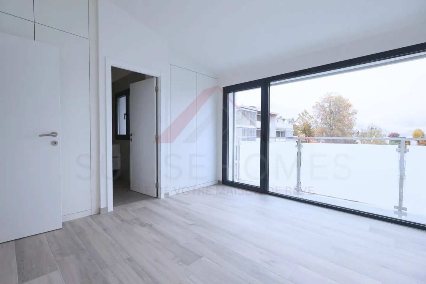 Spacious Family Villa with 6 Bedrooms and Sunny Garden - Le Mouret (FR) - Photo 16 of 27