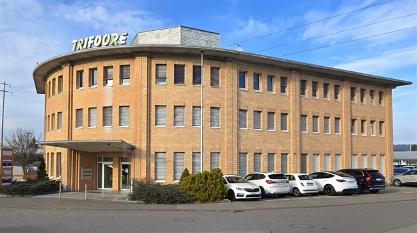 BUREAUX SPACIEUX DANS LE CENTRE ÉCONOMIQUE DE WOHLEN - Photo 1 sur 5
