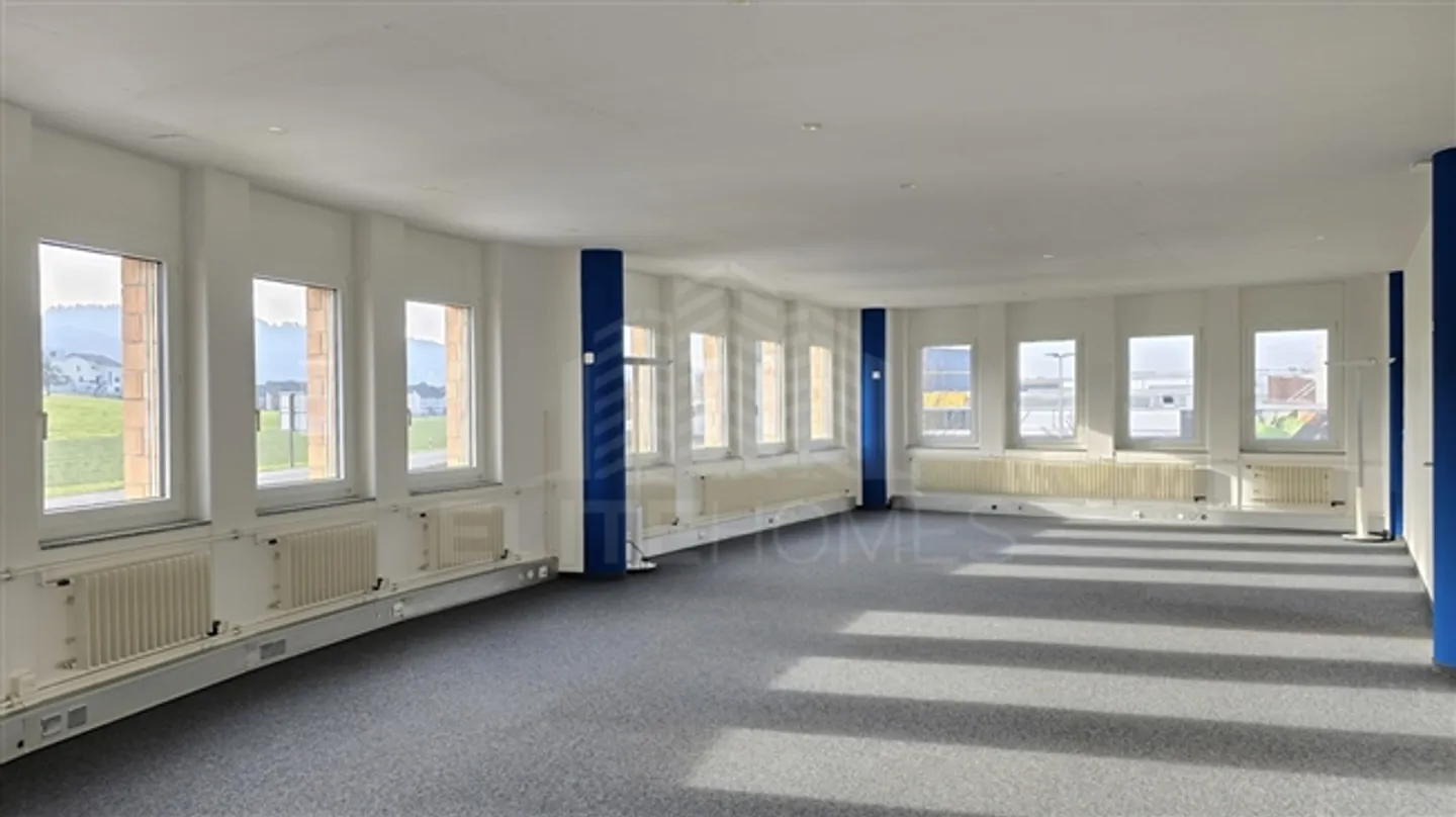 BUREAUX SPACIEUX DANS LE CENTRE ÉCONOMIQUE DE WOHLEN - Photo 2 sur 5