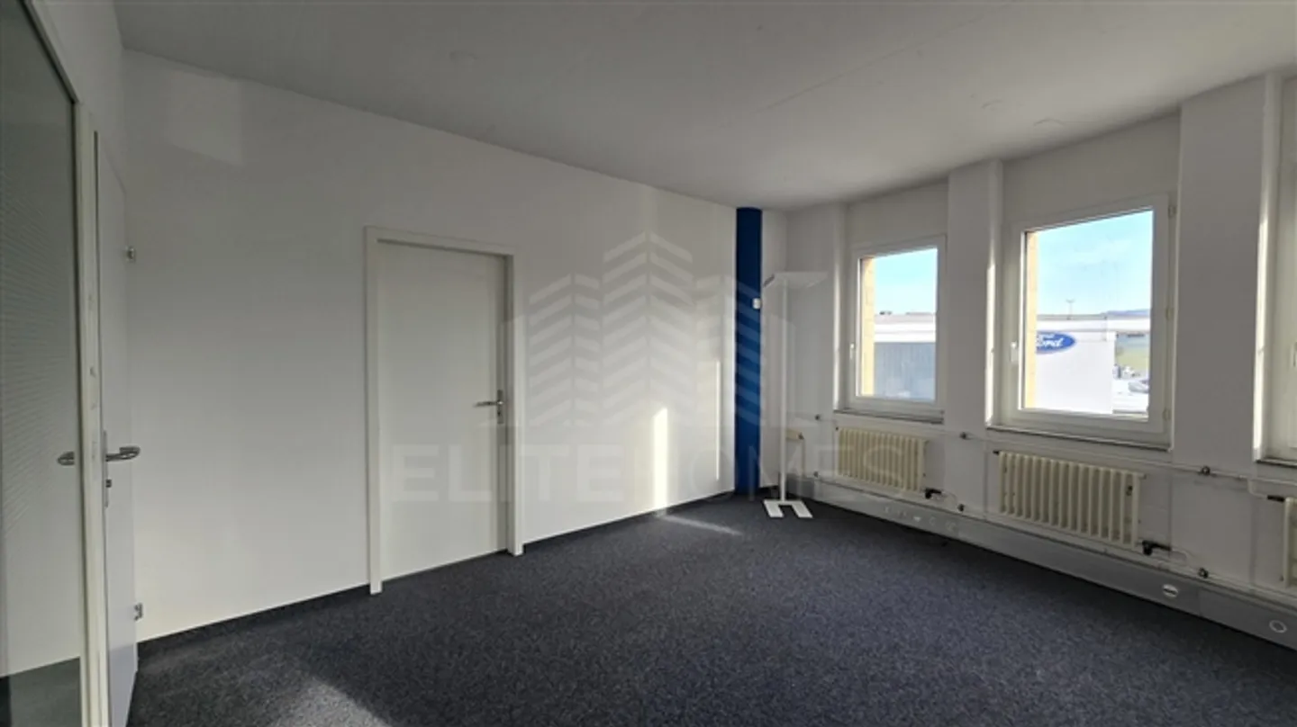 BUREAUX SPACIEUX DANS LE CENTRE ÉCONOMIQUE DE WOHLEN - Photo 4 sur 5