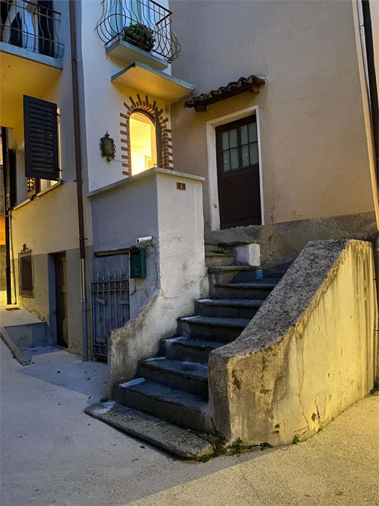 Charakteristische Zweizimmerwohnung in Carabbia mit separatem Eingang - Foto 1 von 13