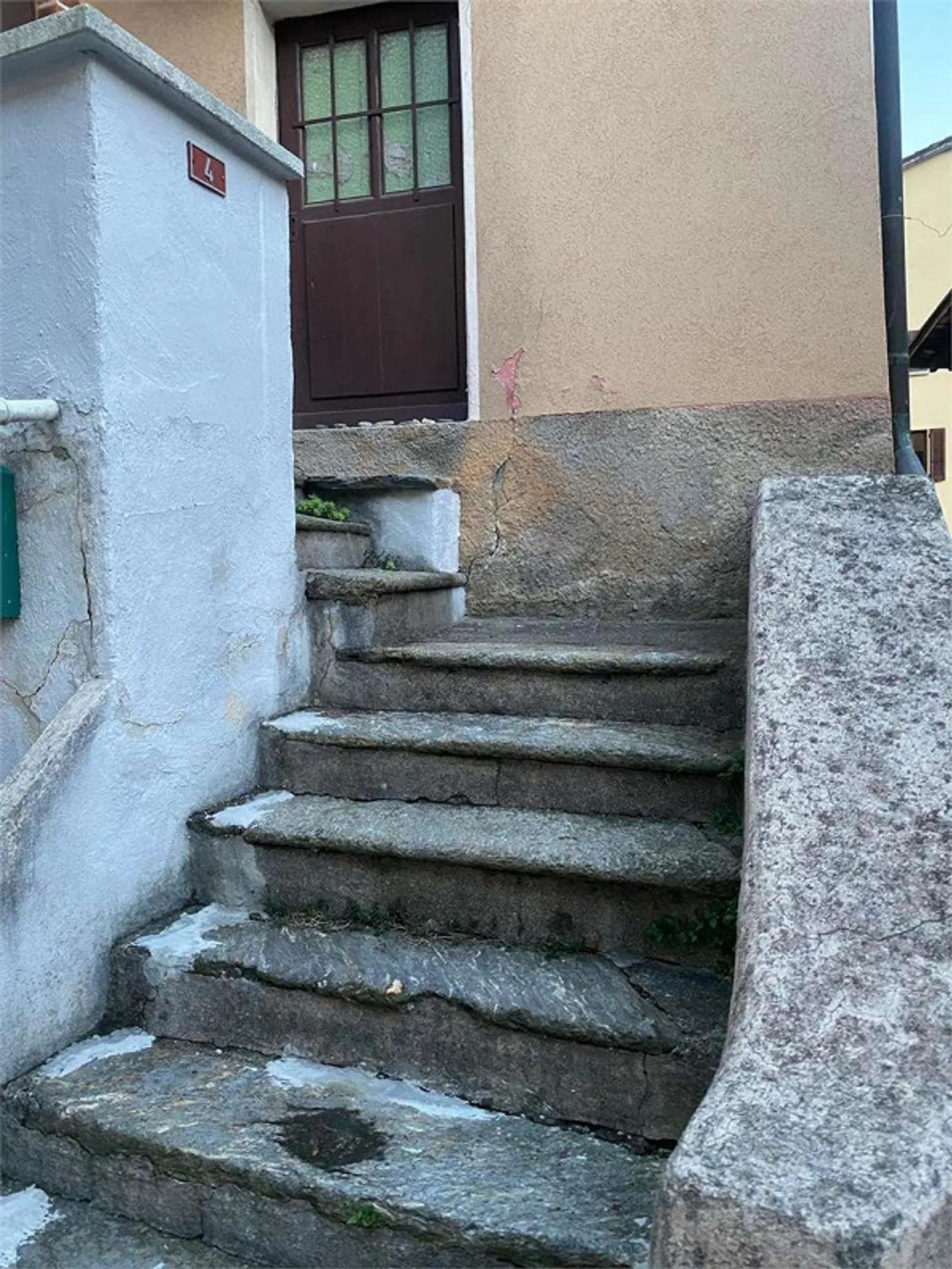 Charakteristische Zweizimmerwohnung in Carabbia mit separatem Eingang - Foto 2 von 13