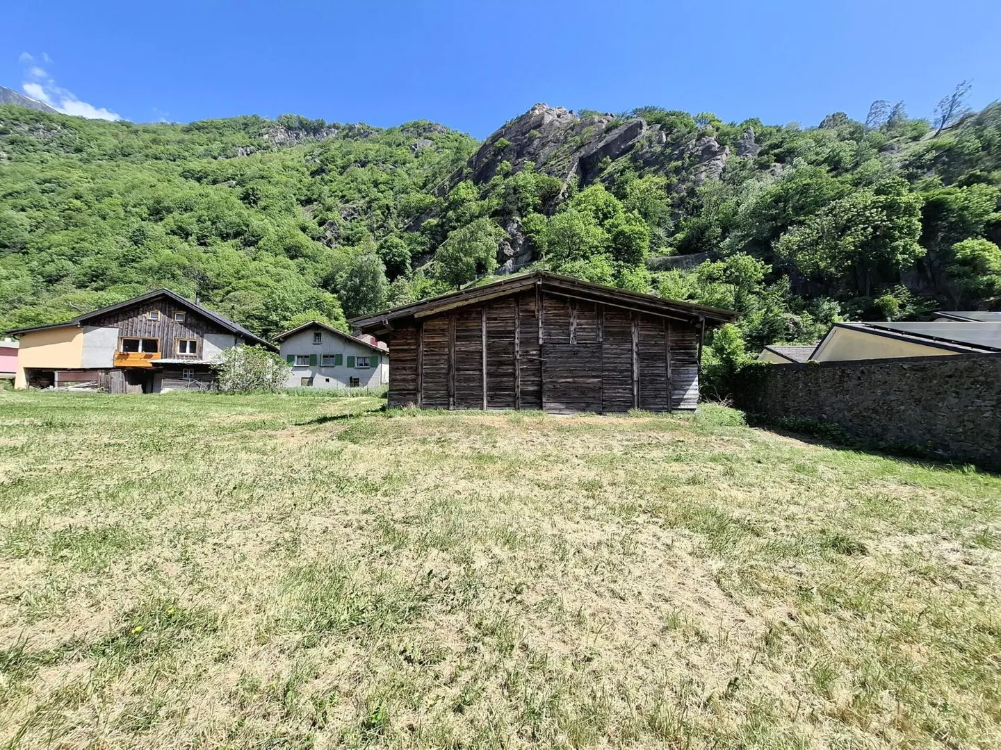 Baugrundstück mit zu renovierendem Dorfhaus - Foto 2 von 5