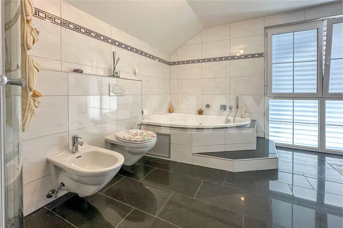 Detached 5.5-room single-family house in a quiet residential area - Photo 12 of 13