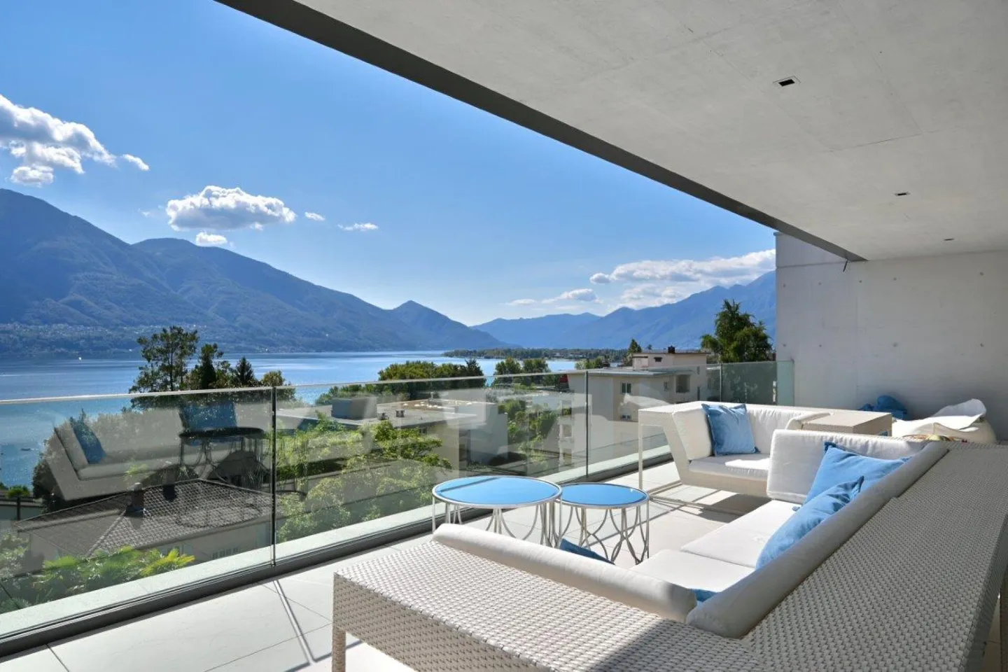 Penthouse duplex spacieux et luxueux avec vue spectaculaire sur le lac - Photo 4 sur 15