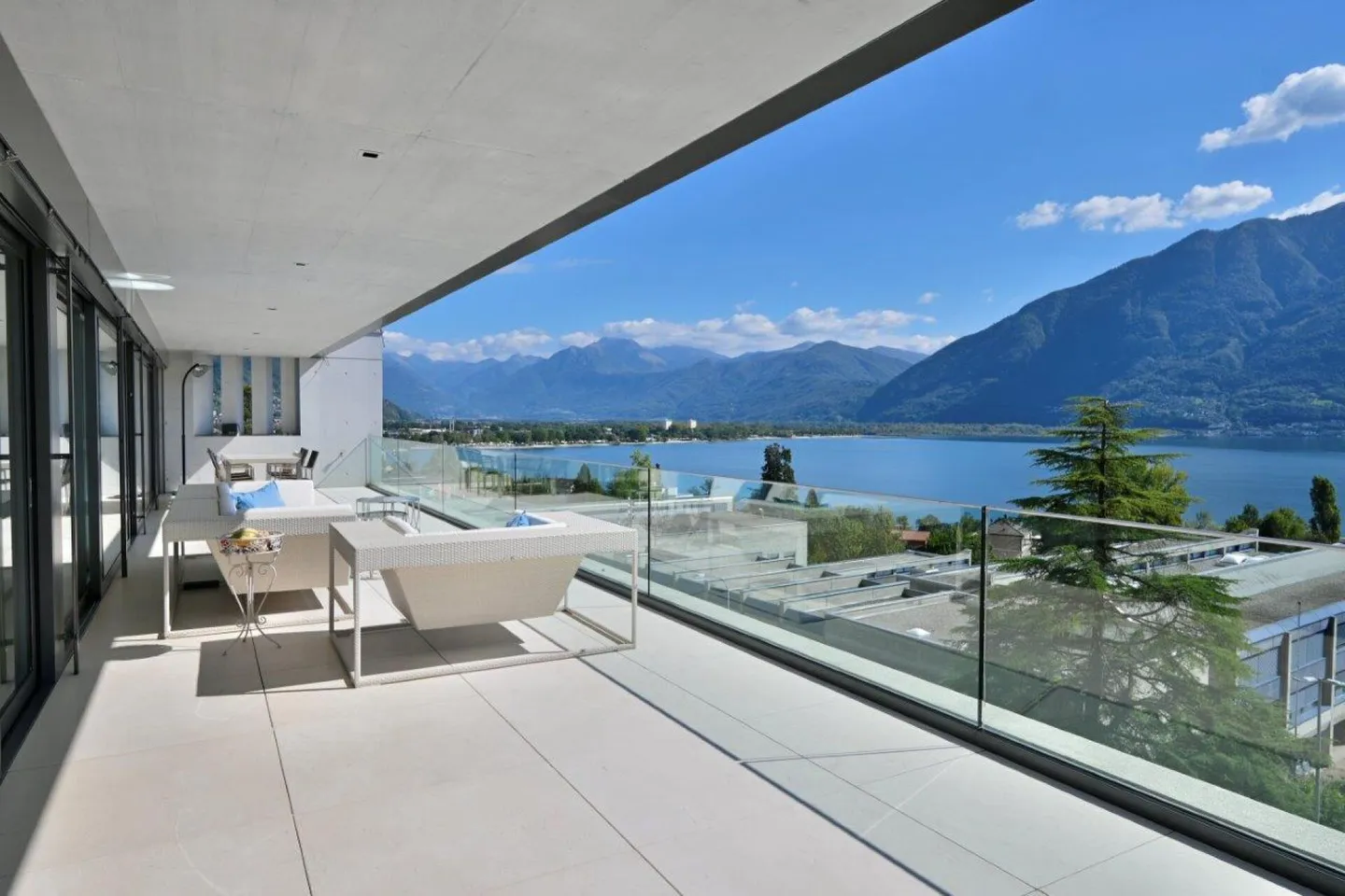 Penthouse duplex spacieux et luxueux avec vue spectaculaire sur le lac - Photo 1 sur 15