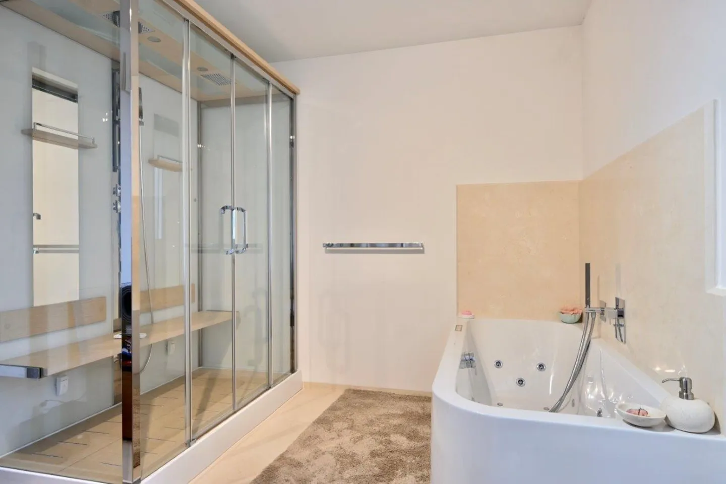 Penthouse duplex spacieux et luxueux avec vue spectaculaire sur le lac - Photo 15 sur 15